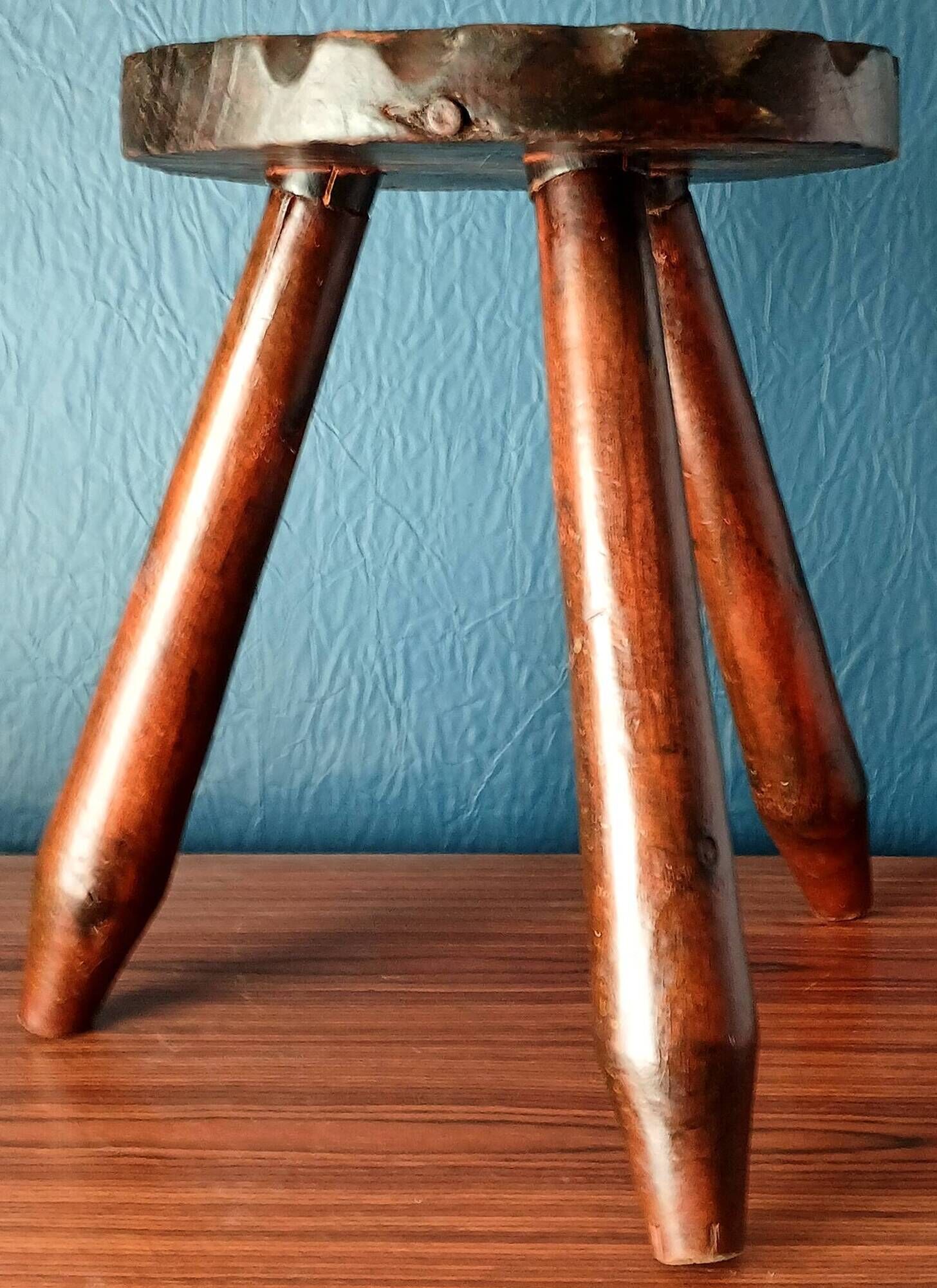 Tabouret tripode brutaliste pieds "crayon"