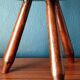 Tabouret tripode brutaliste pieds "crayon"