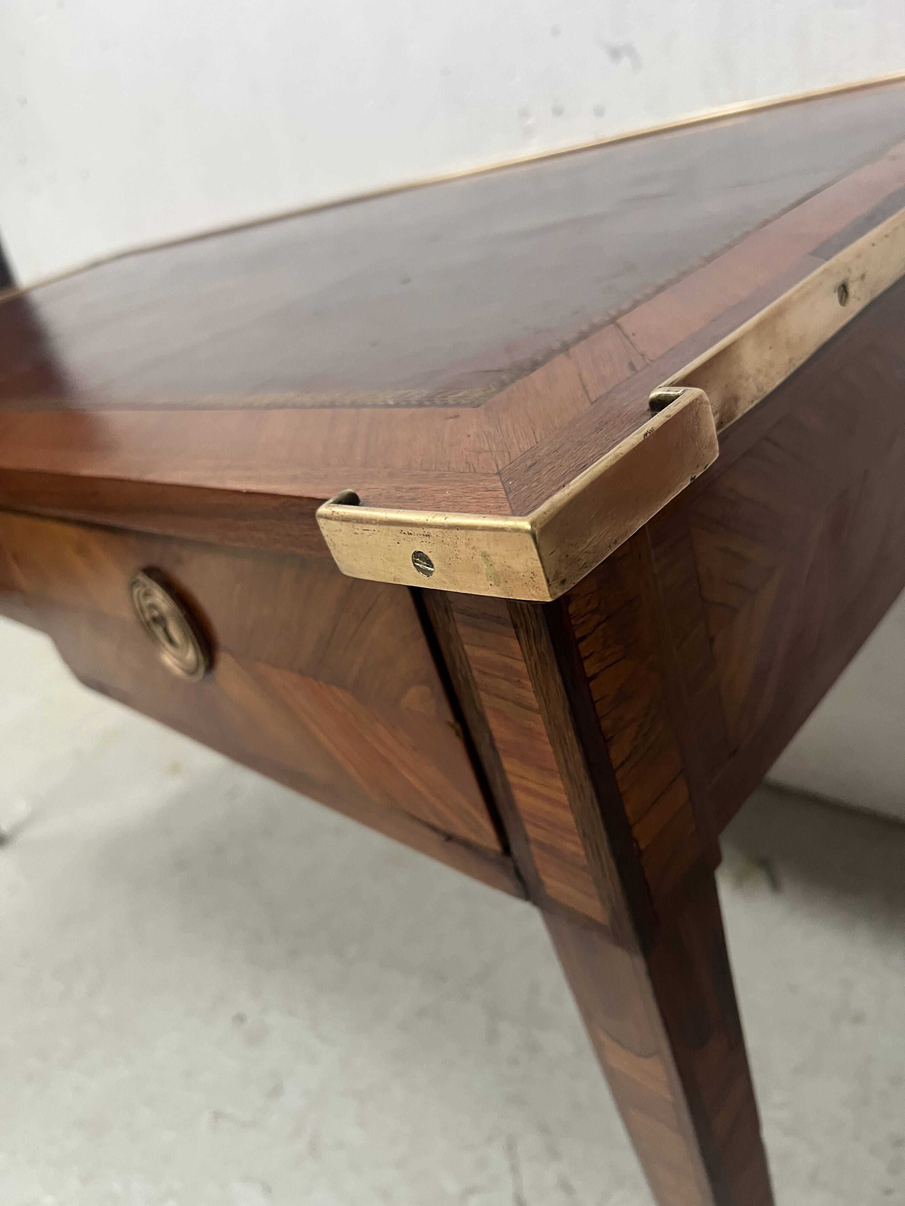 Louis XVI flat desk in mahogany veneer and rosewood, 18th century.