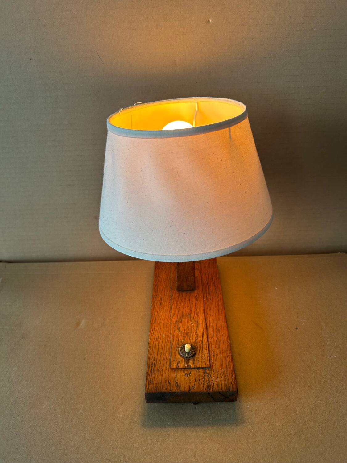 Petite lampe à poser en bois