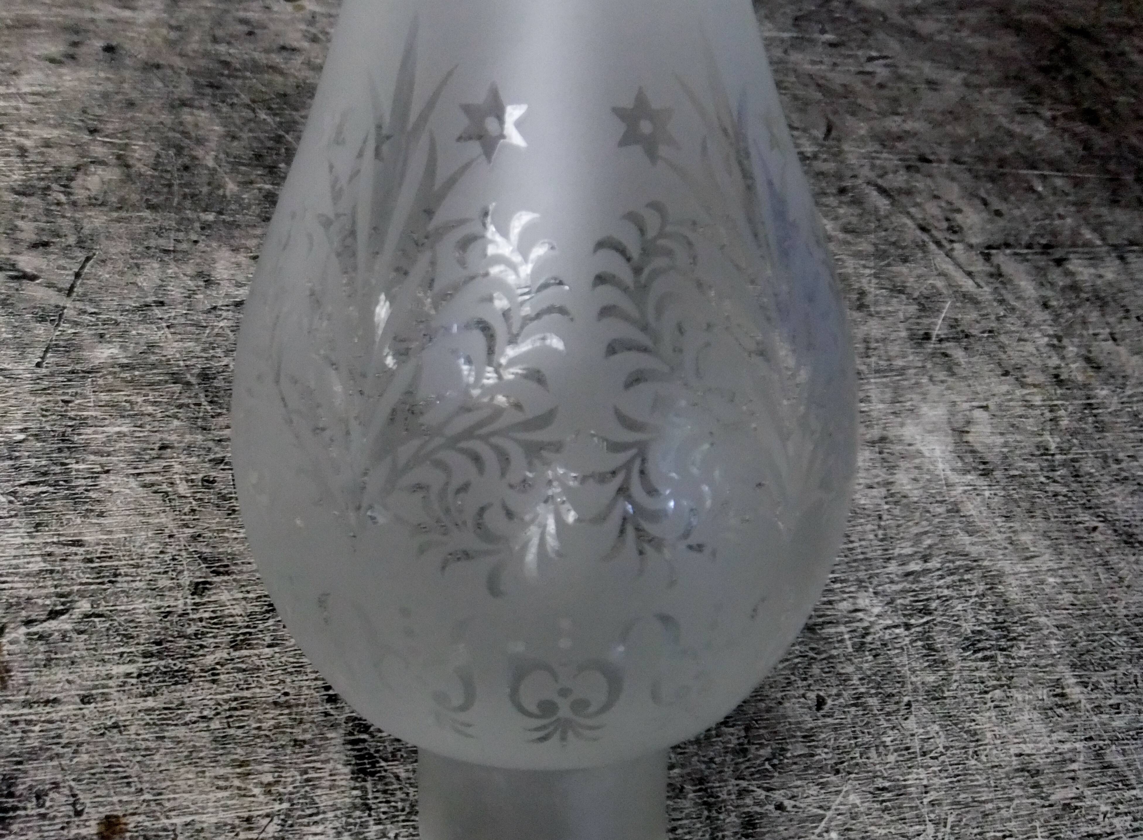 Globe ancien  pour lampe à pétrole  tulipe verre gravé