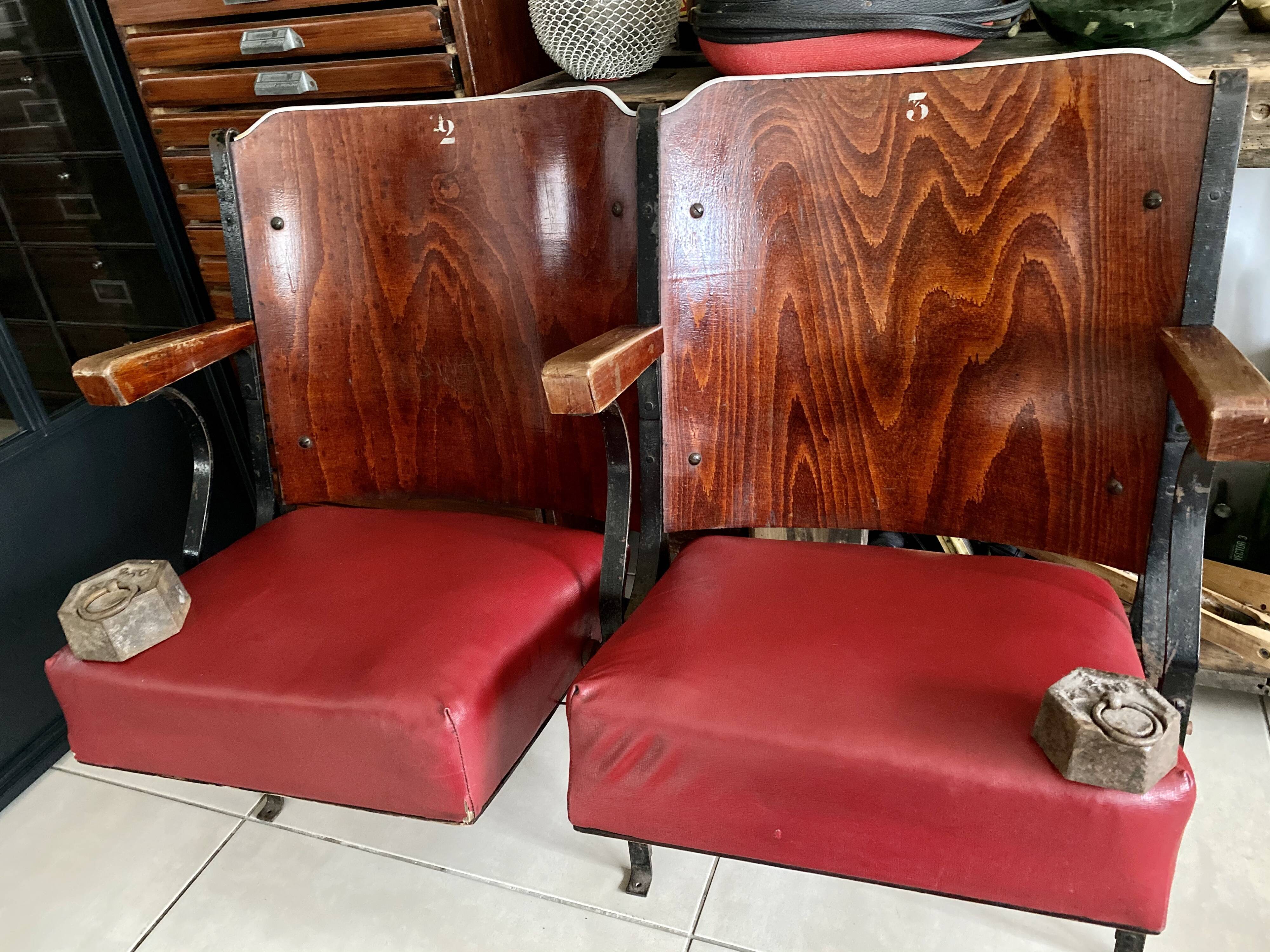 Paire de fauteuils de cinéma vintage