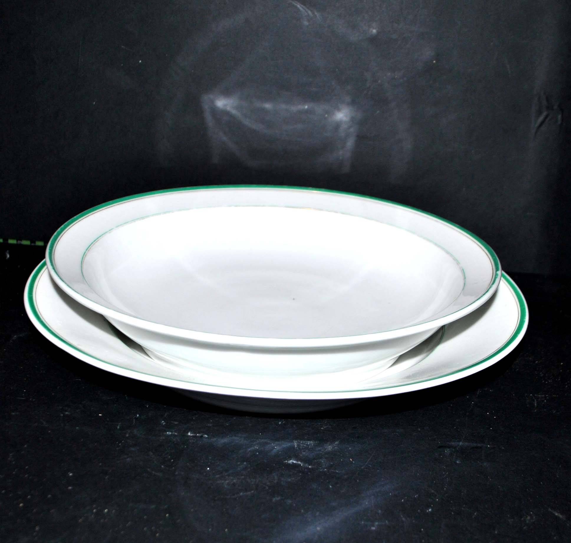 Limoges? lot de 2 plats ronds en porcelaine ancienne à liseré vert et or