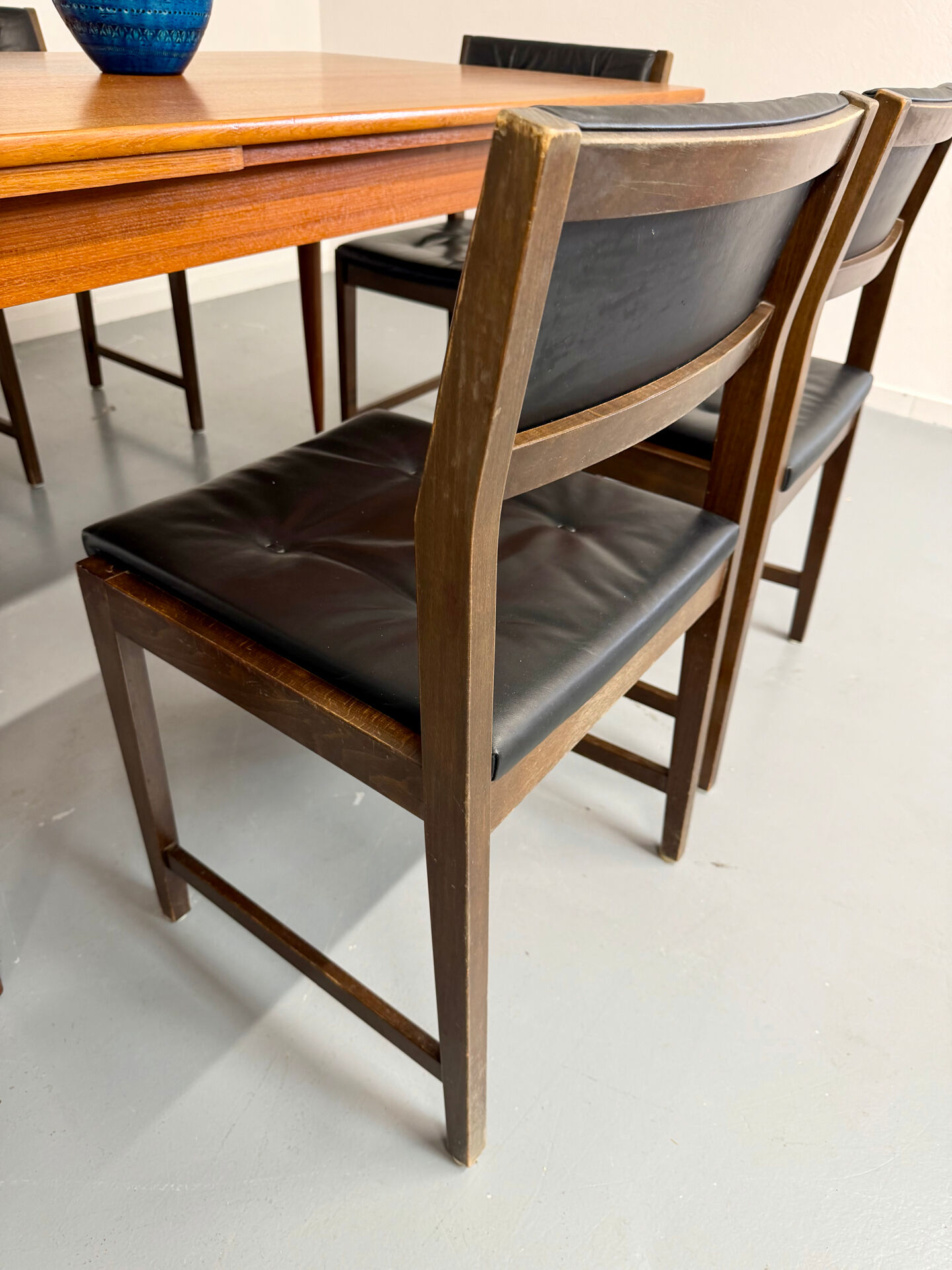 Lot of 6 Scandinavian design chairs in wood and black faux leather an70.