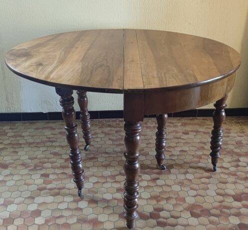 Beautiful antique half-moon table in walnut with its 4 extensions.