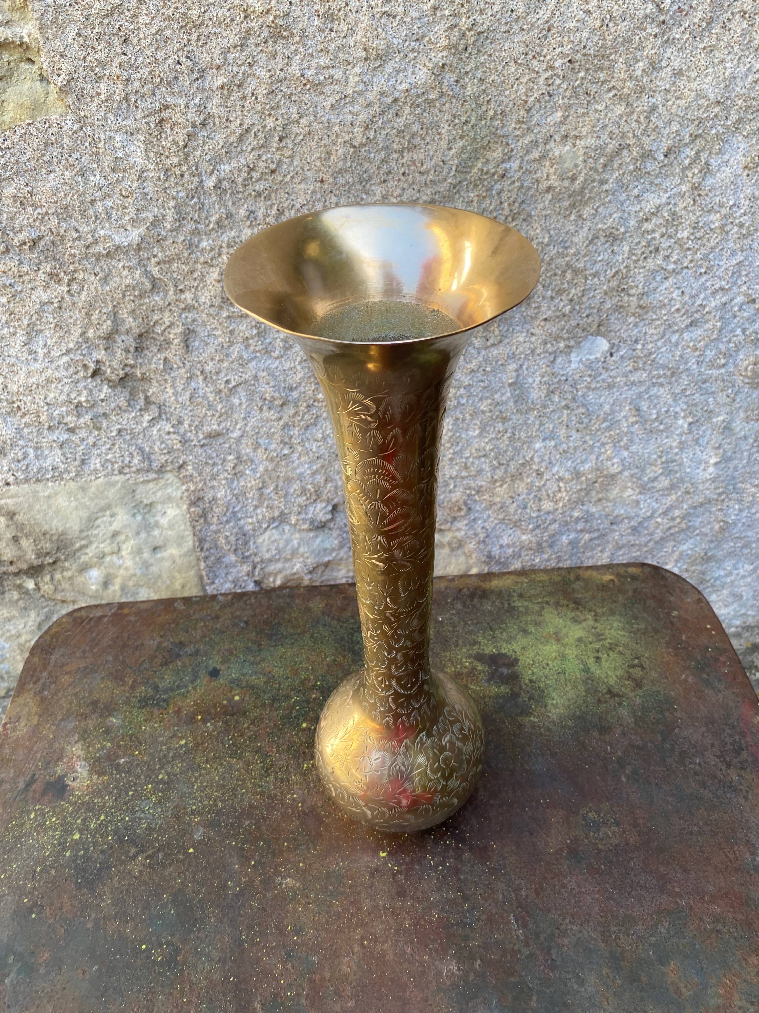 Vase en laiton gravé vintage