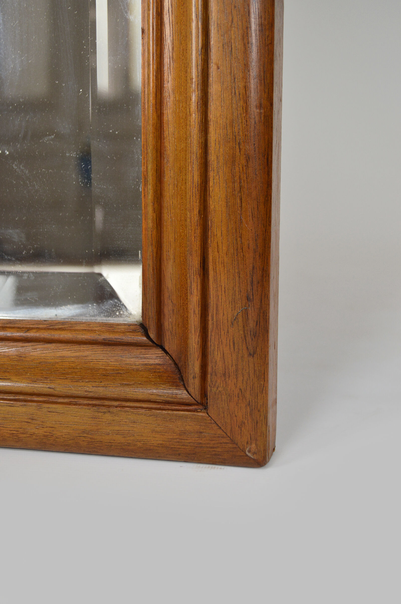 Miroir trumeau Art Nouveau sculpté de vigne, en noyer et loupe