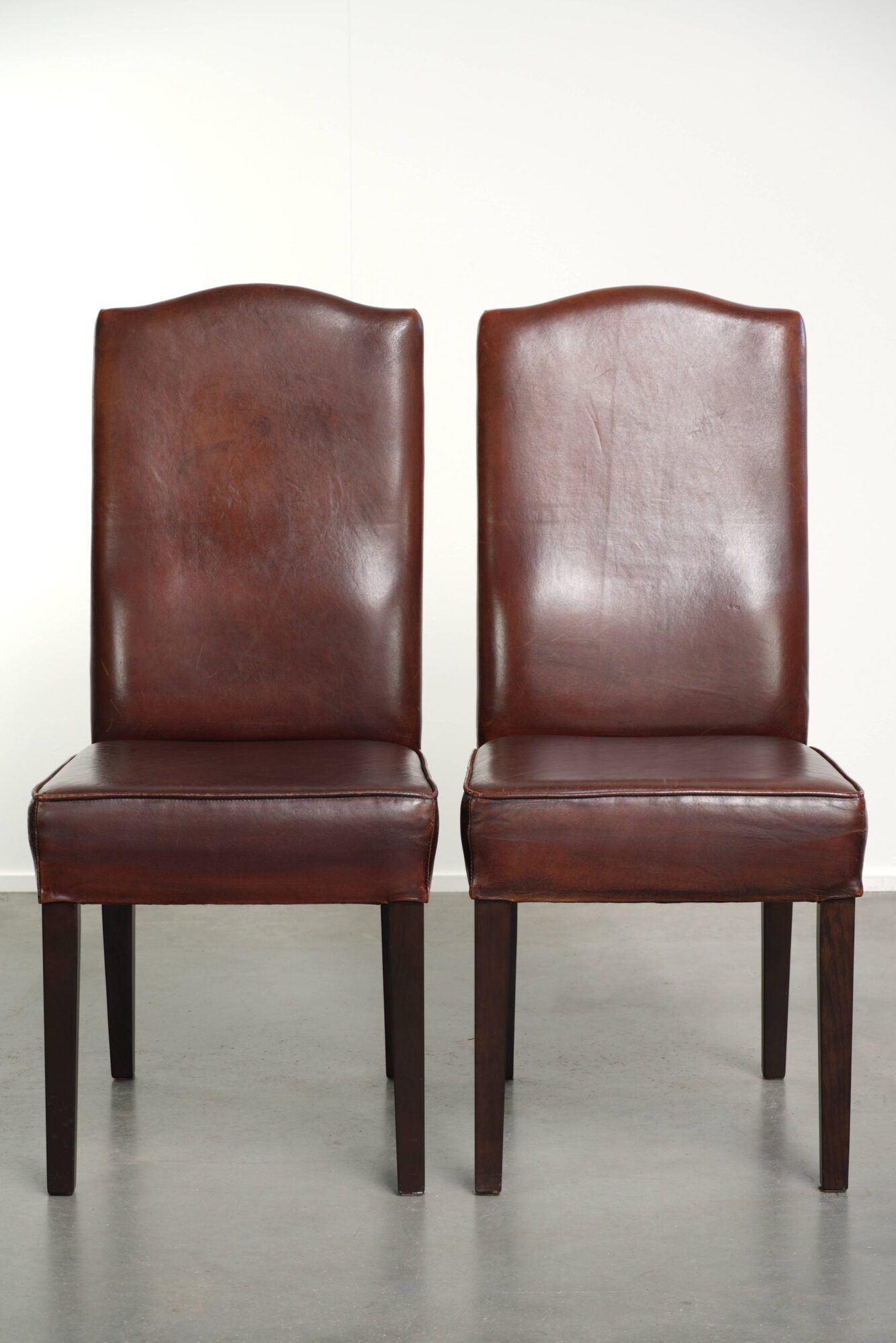 Beautiful and comfortable set of 6 sheepskin dining chairs in English style