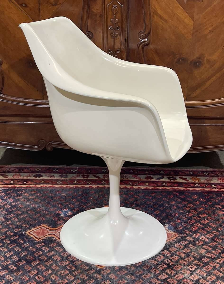 Swivel tulip chair in fiberglass from the 1970s
