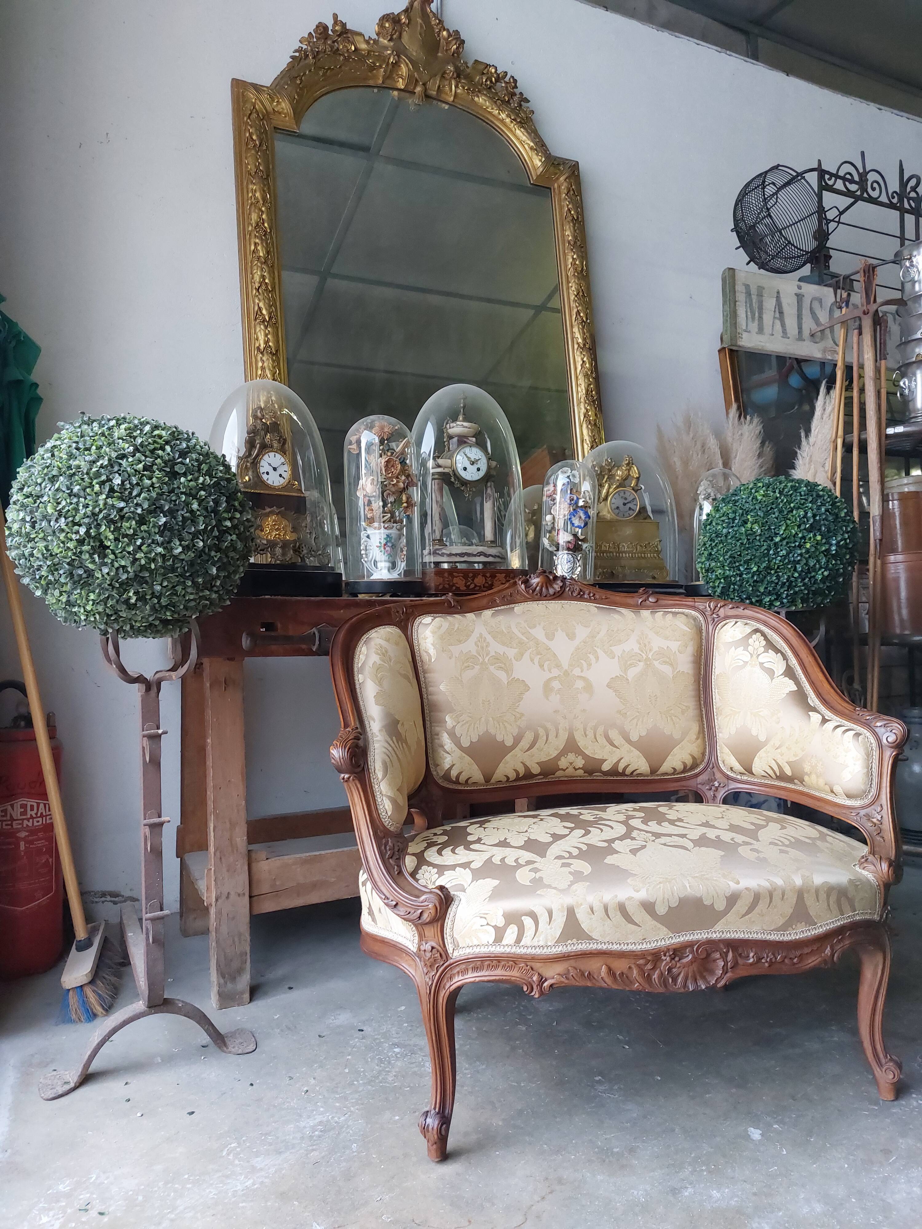 Fauteuil bergère louis XV en Noyer sculpté