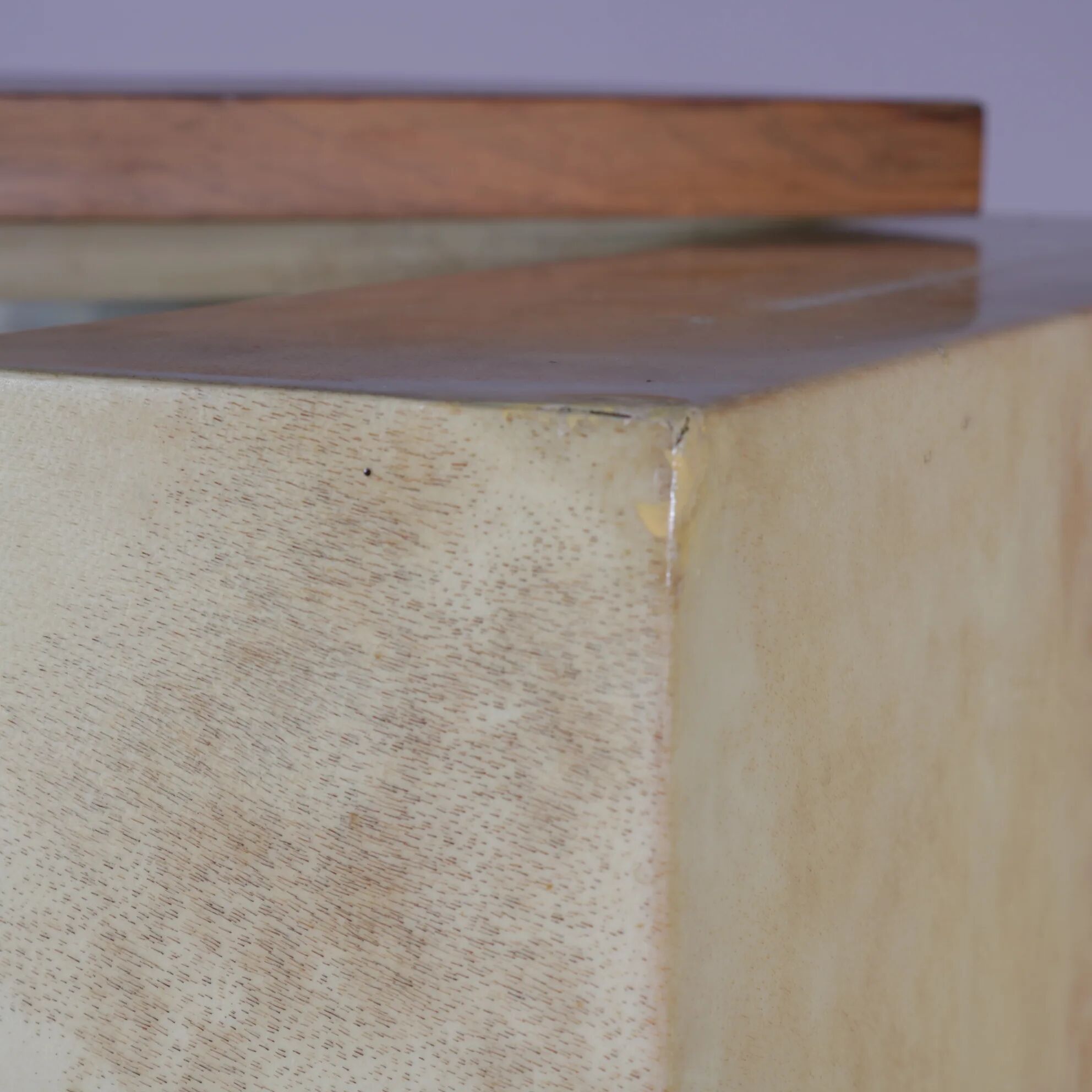 Cabinet de bar Aldo Tura en peau de chèvre sur piédestal, années 1960