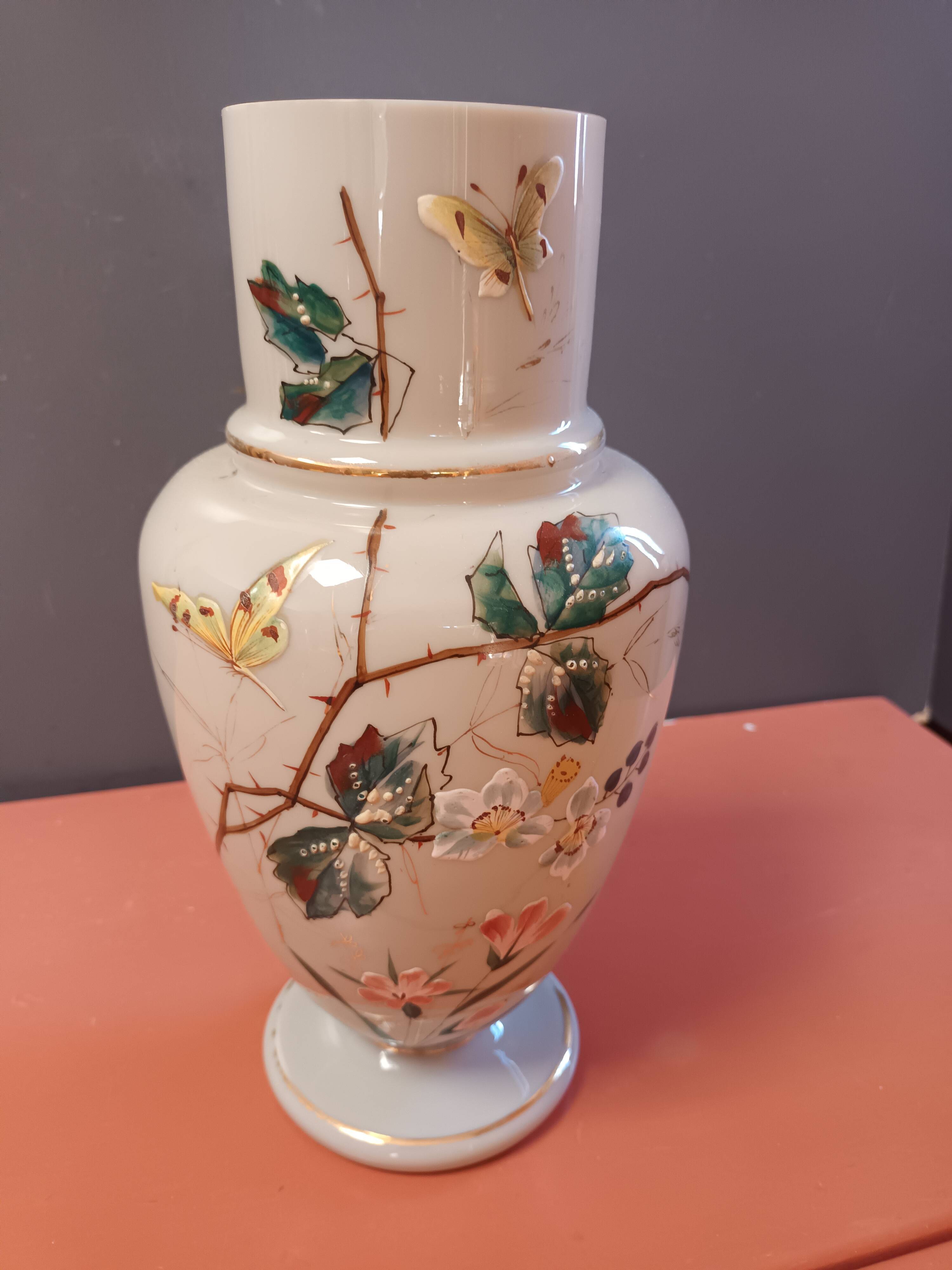 Vase opaline émaillée  papillon