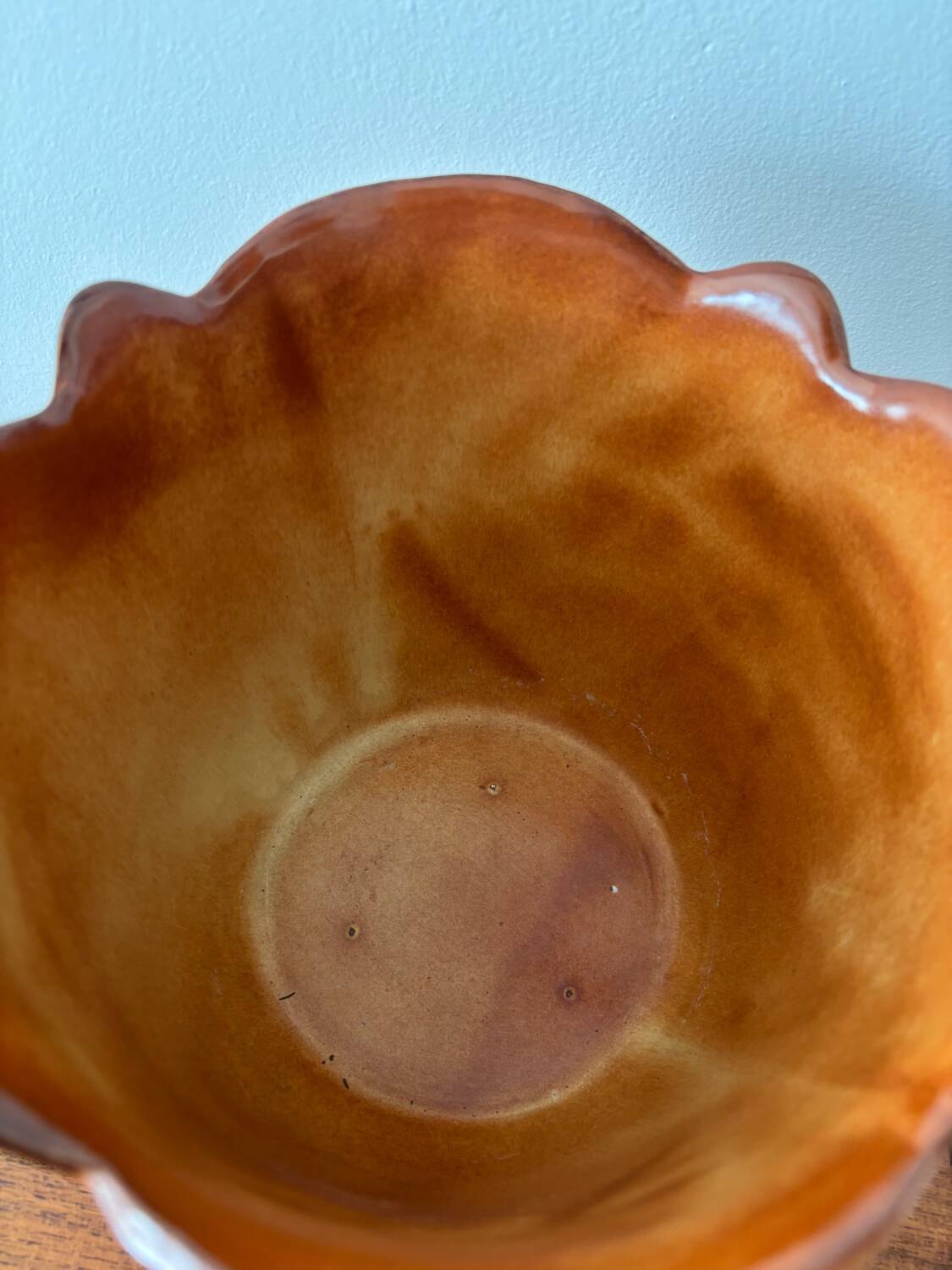 Cache-pot artisanal vintage en céramique formant une fleur