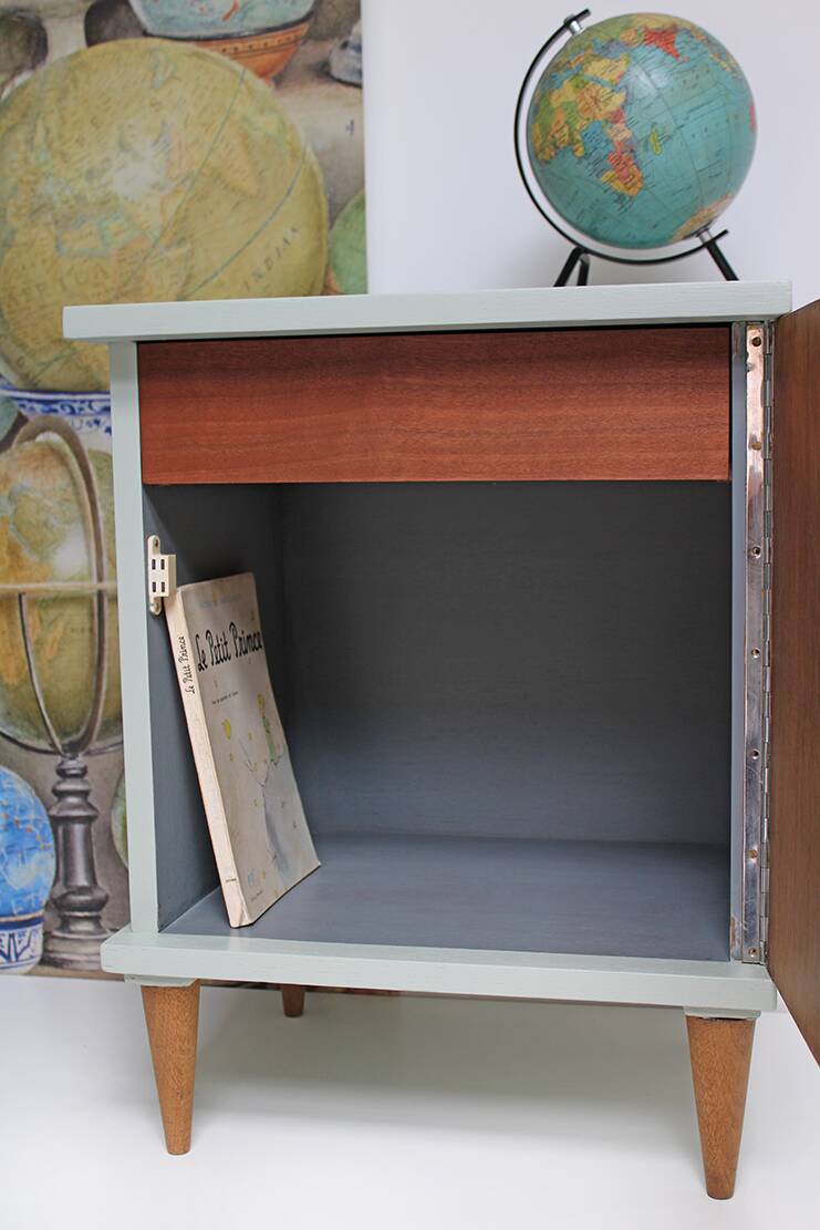 Bedside table with 1 door and 1 internal drawer.