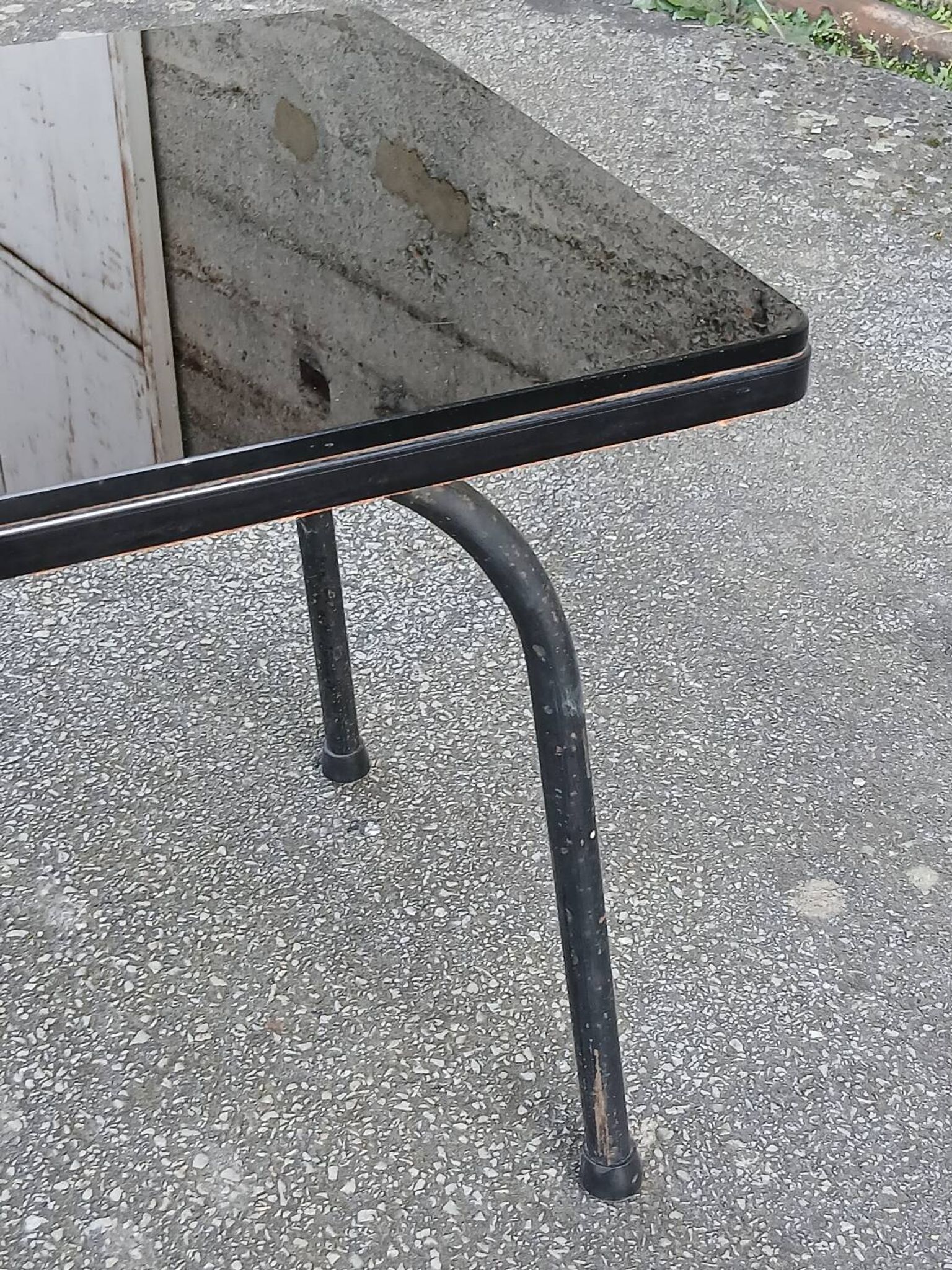 Table basse années 50 en opaline noire