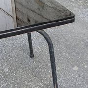 Table basse années 50 en opaline noire