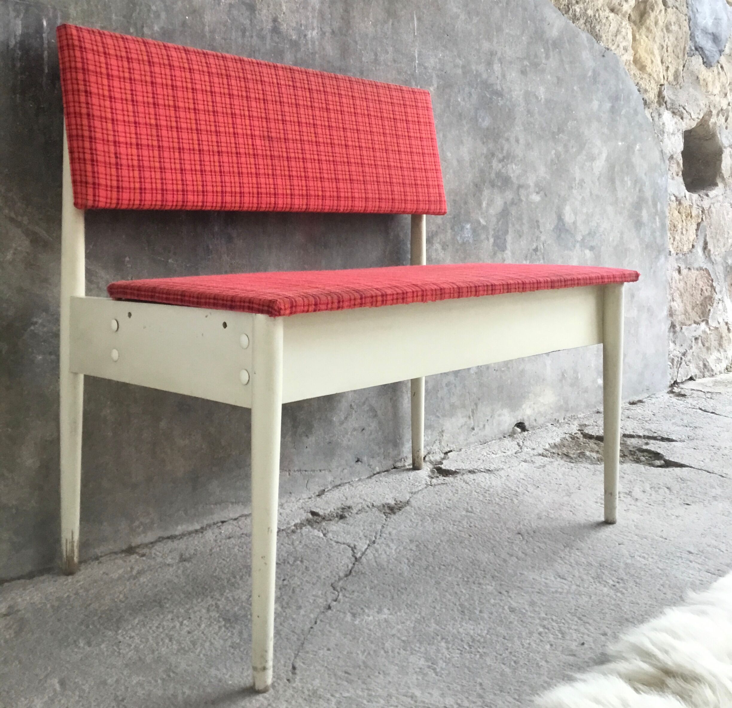 Coffre banquette vintage bois laqué blanc et tissus - 1970