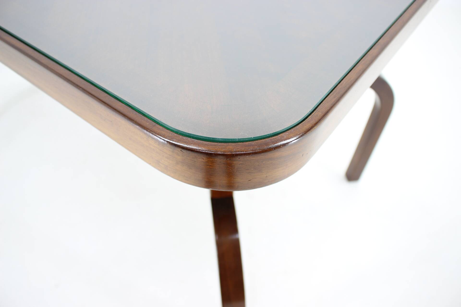 Table basse restaurée des années 1930 en noyer avec plateau en verre, Tchécoslovaquie