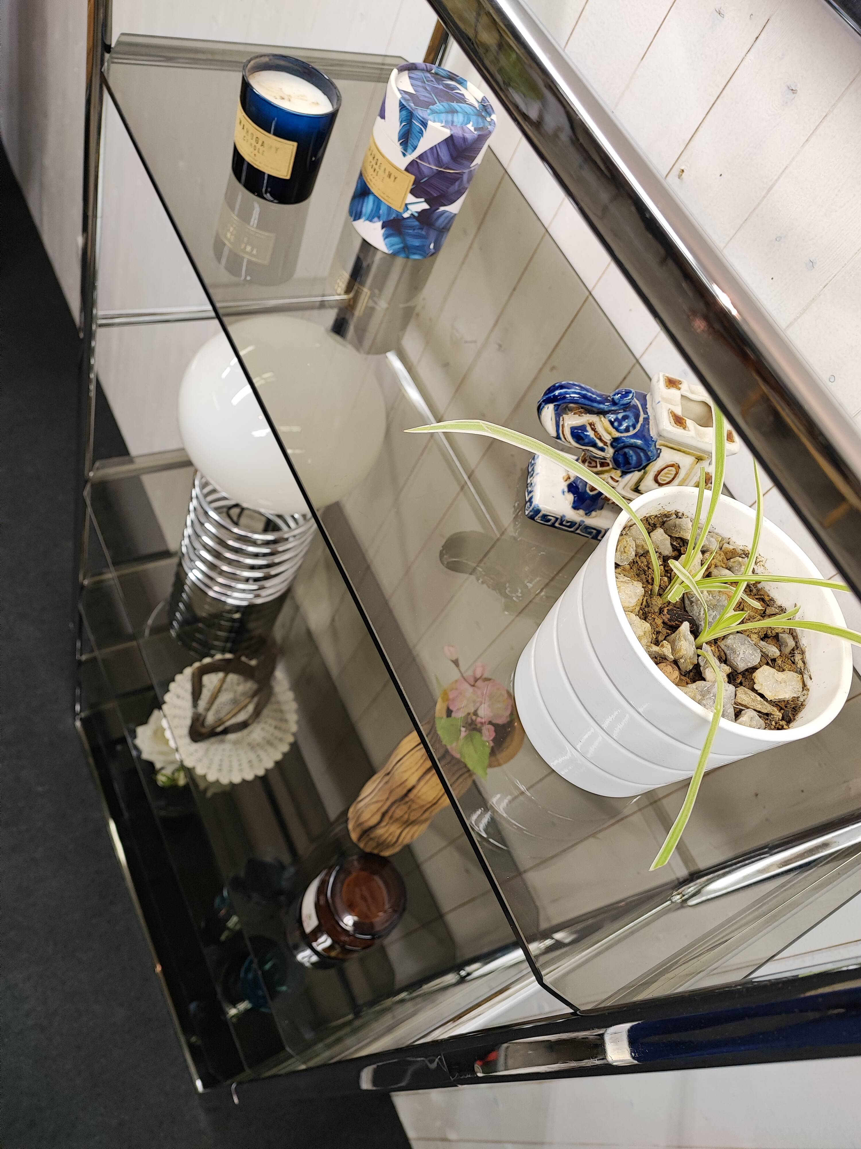 Étagère en chrome et verre fumé