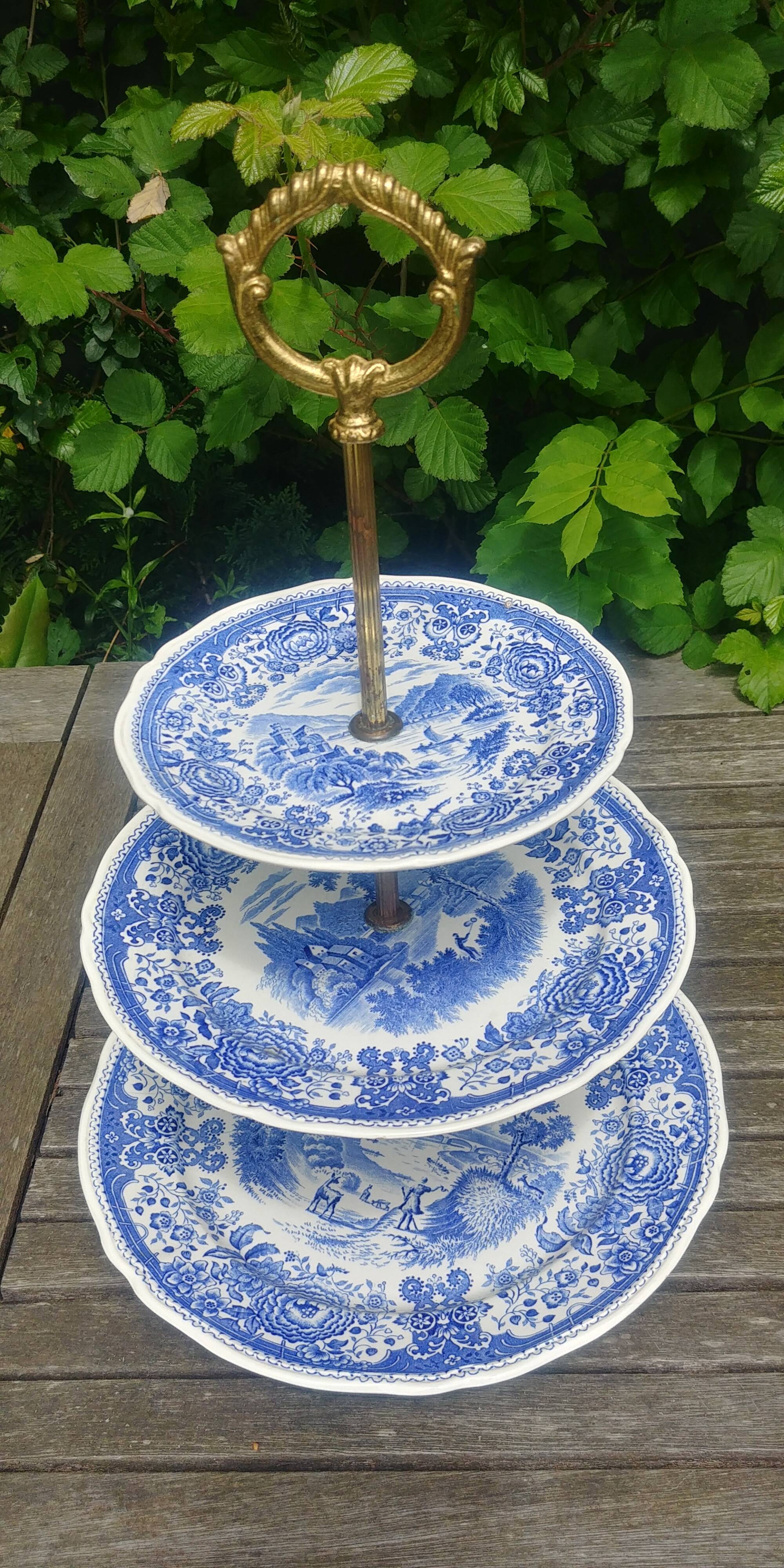 Servant dish with 3 floors in porcelain from Villeroy & Boch model Burgenland blue