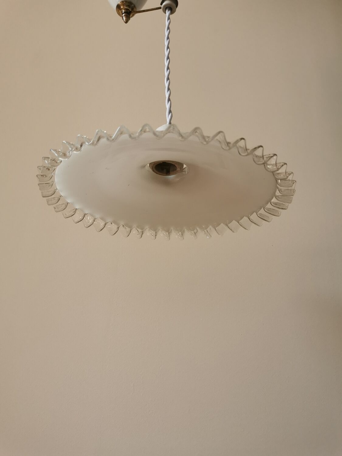 Opaline suspension with up and down