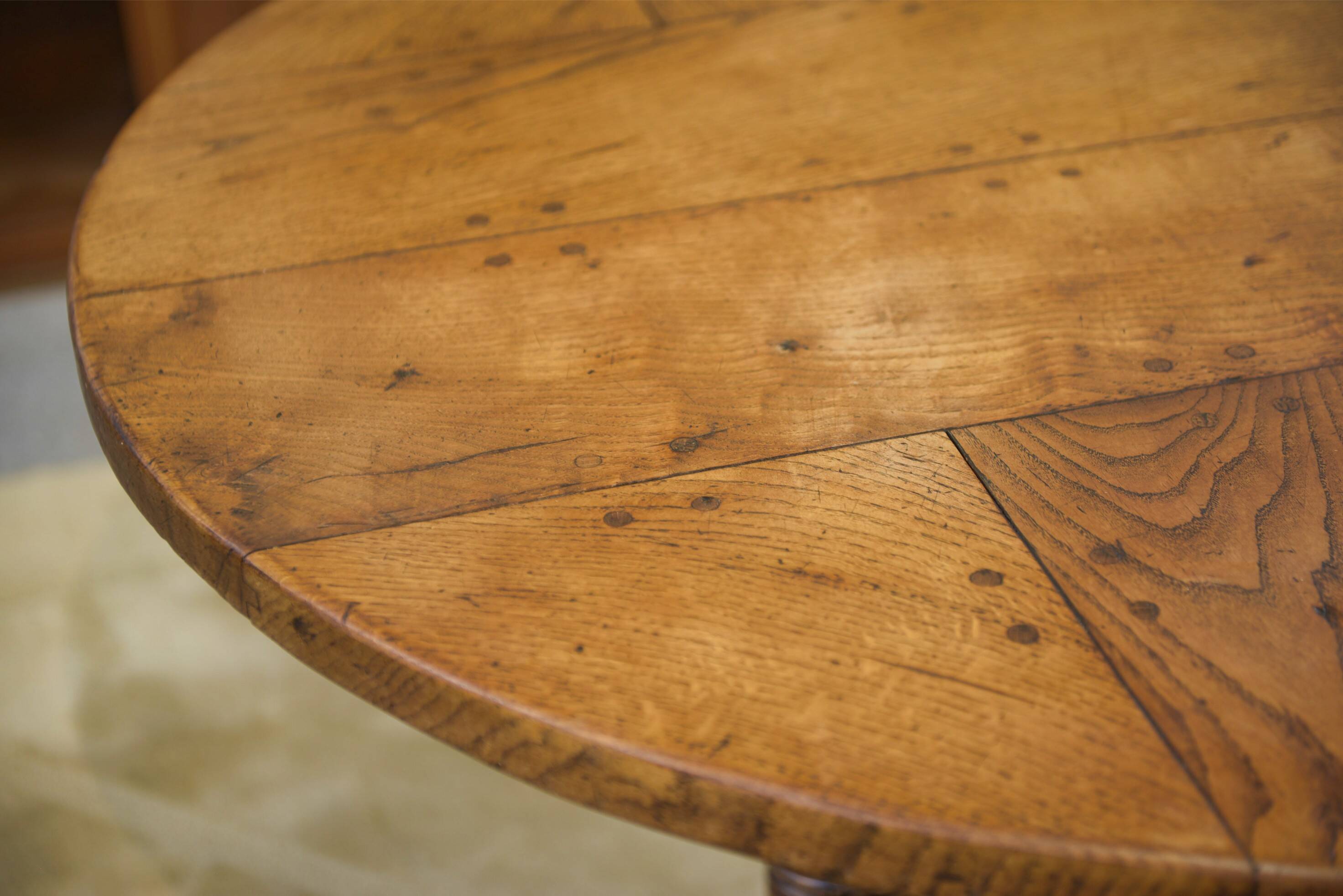 Table circulaire en chêne début 20ème