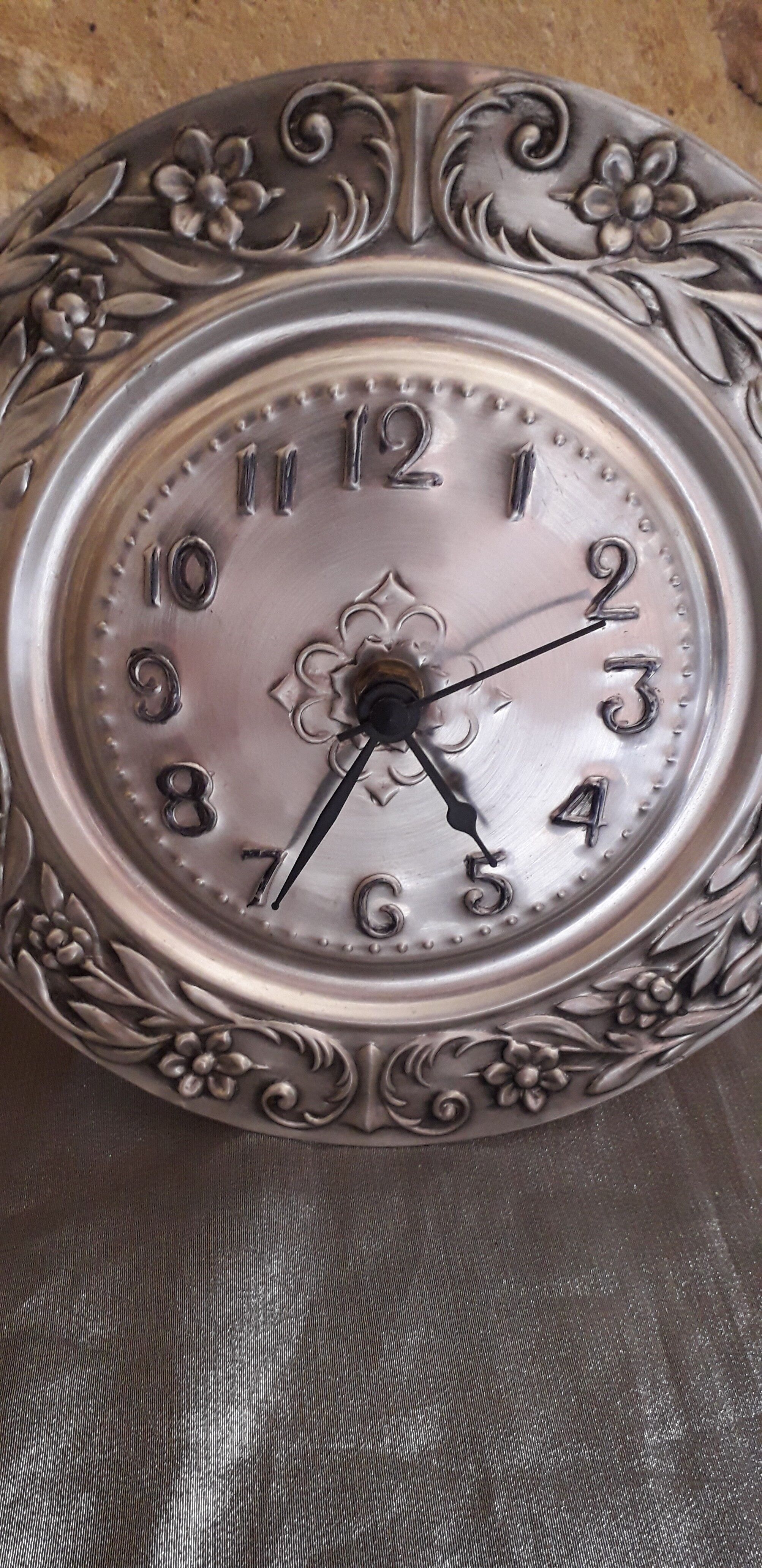 Repelled pewter wall clock floral decoration