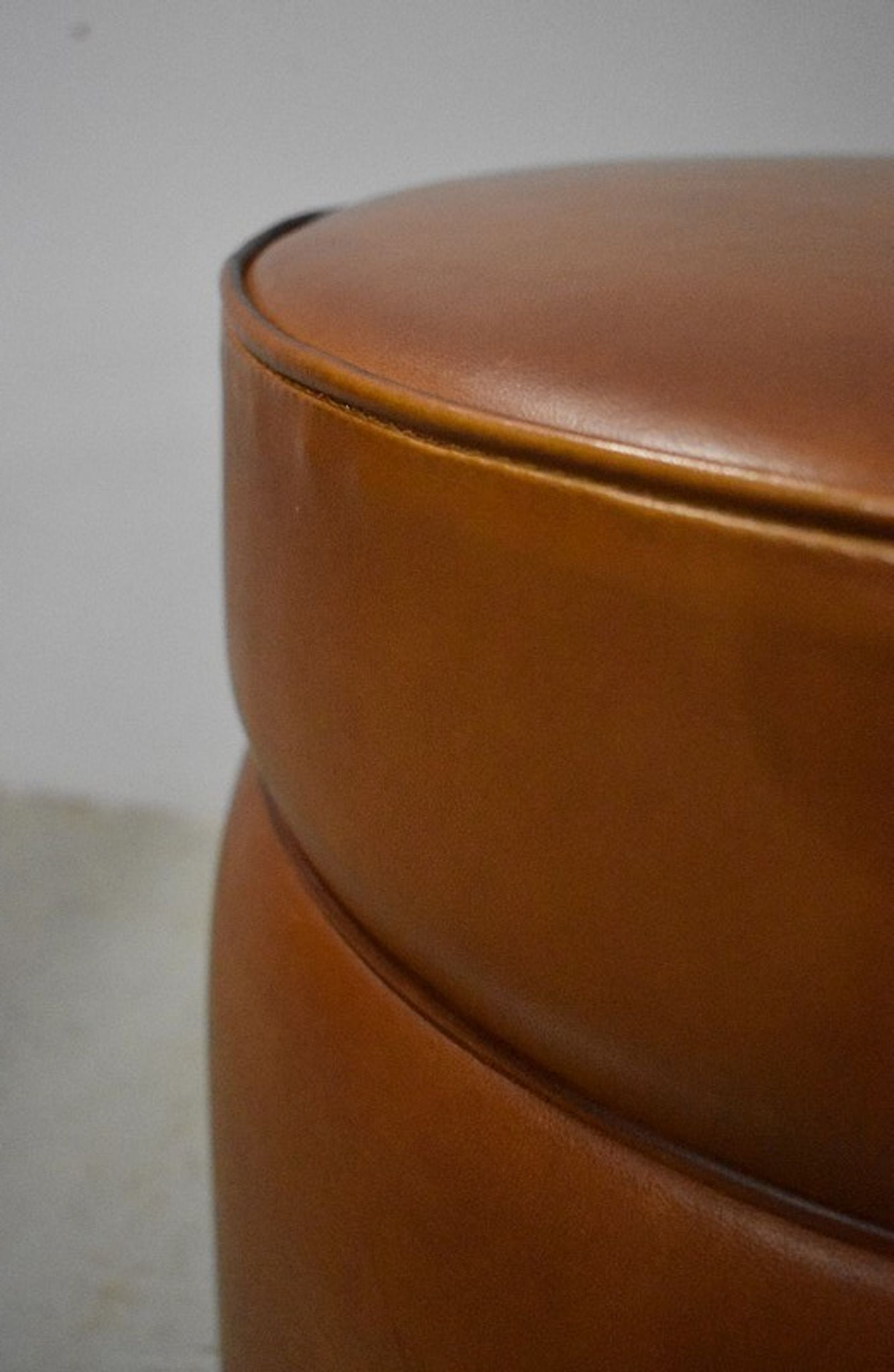 Sheep leather pouf