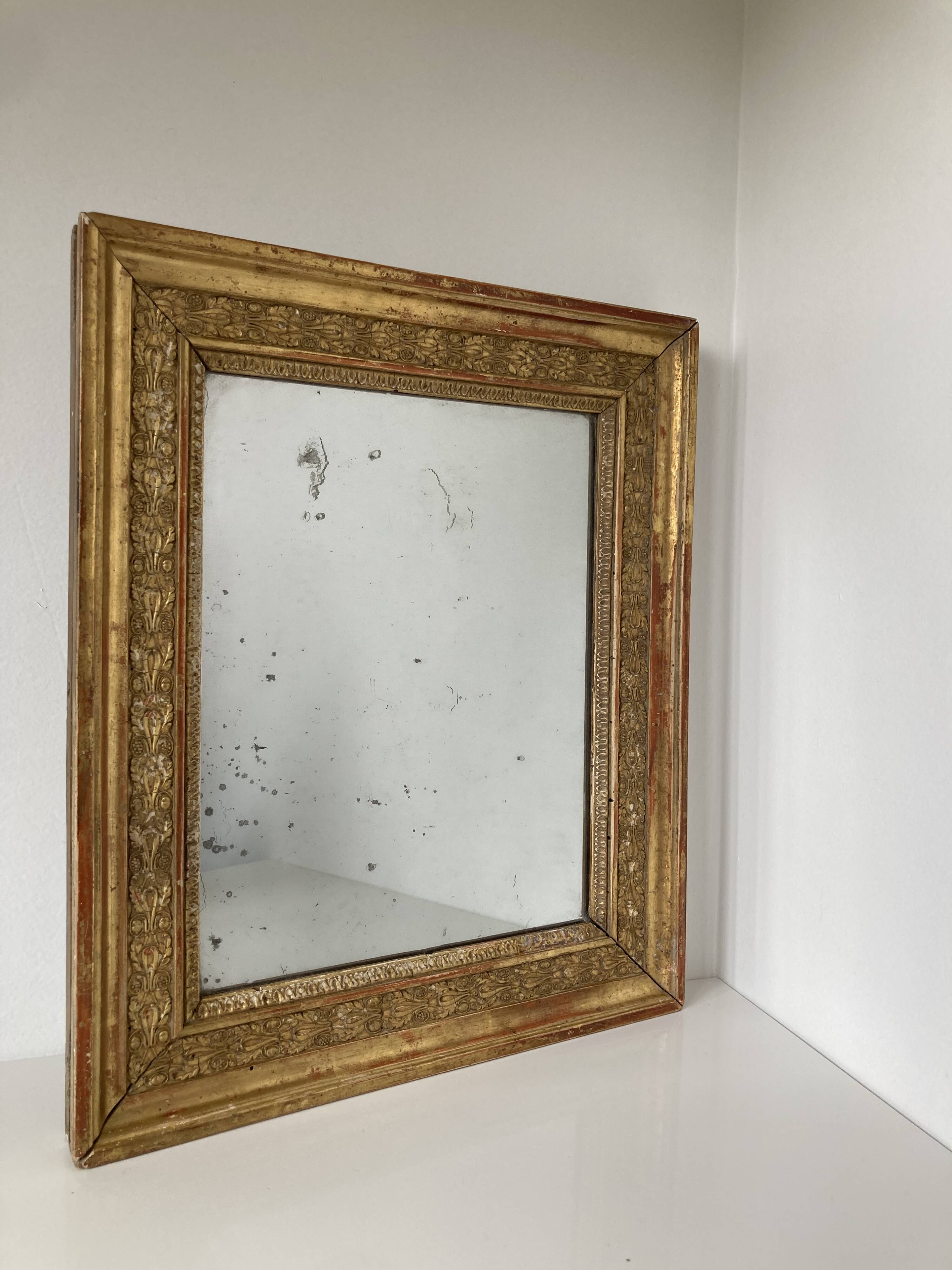 Petit miroir en bois stuqué et doré d’époque Restauration