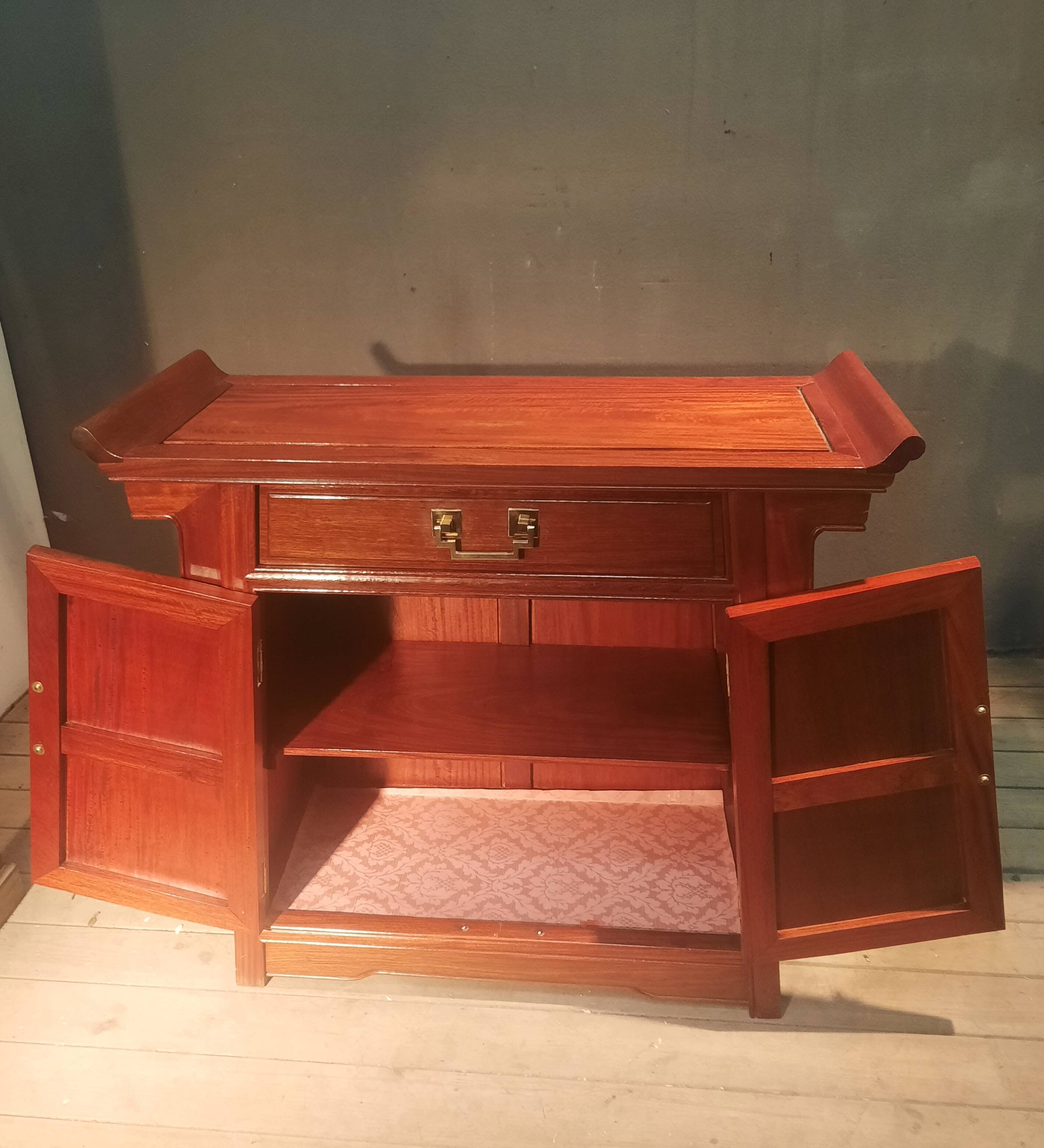 Far Eastern style sideboard with 2 doors