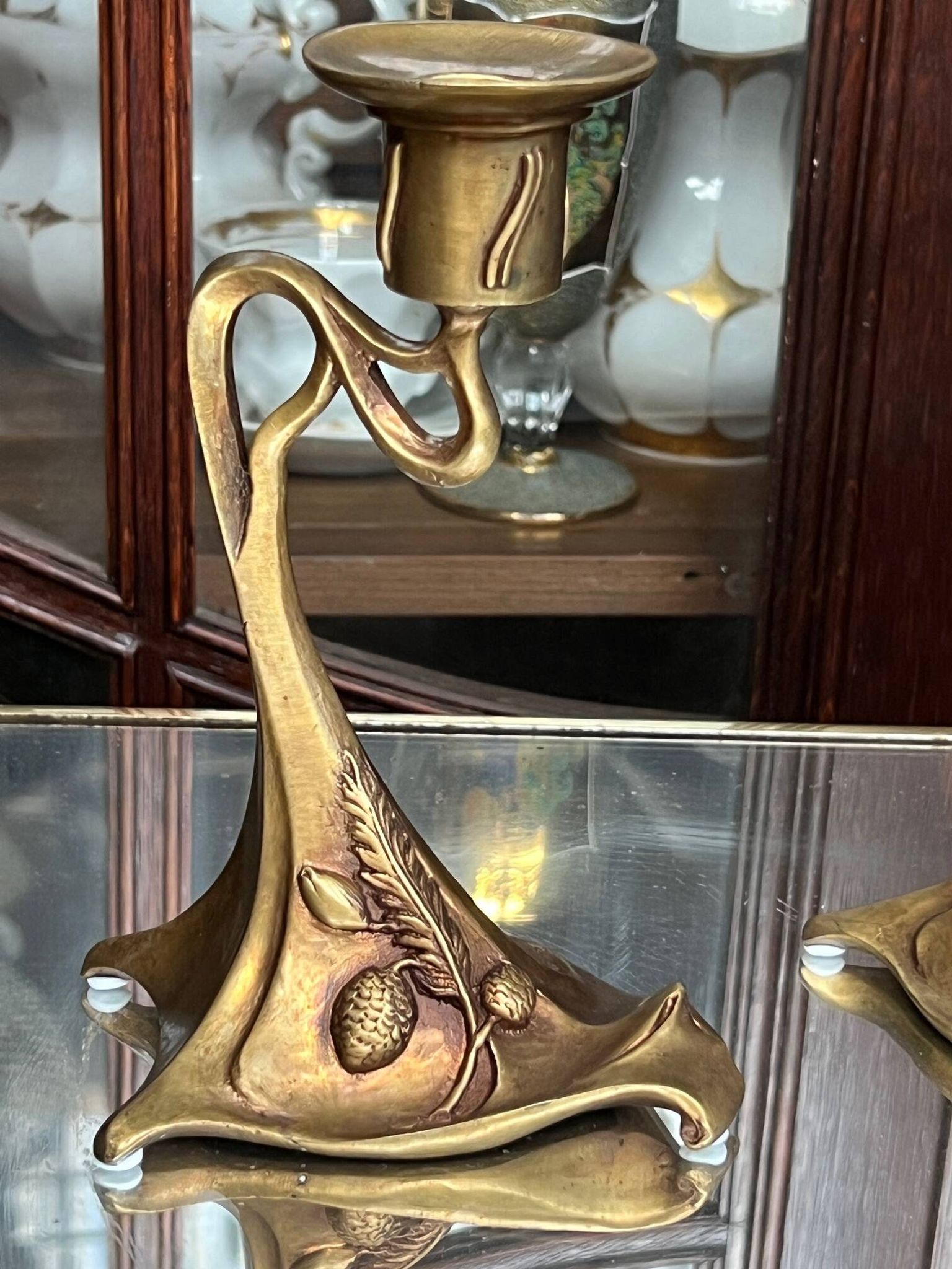 Paire de bougeoirs de style Art Nouveau. Bronze massif.