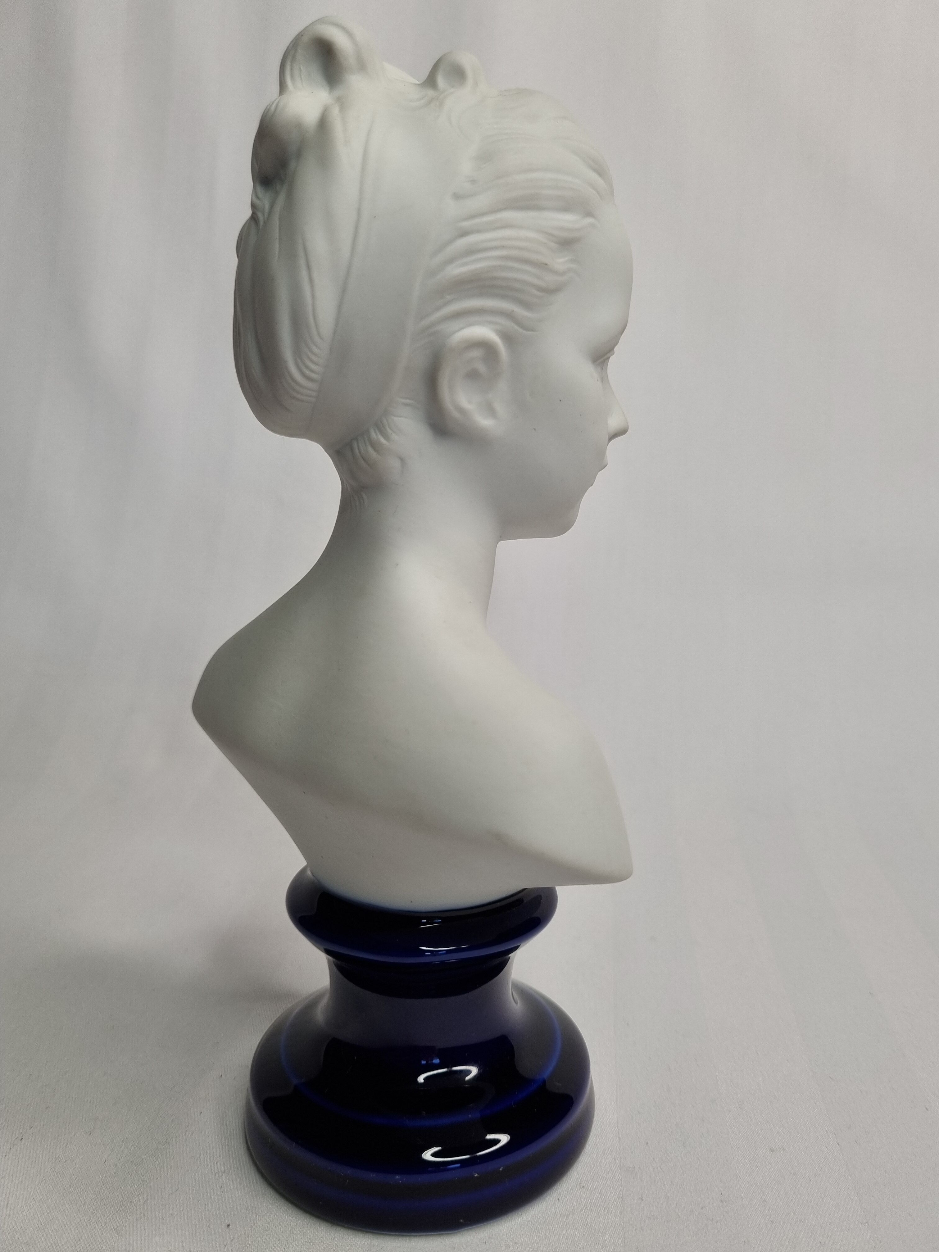 Bust in porcelain biscuit, Louise Brongniart child after Houdon, 20 cm