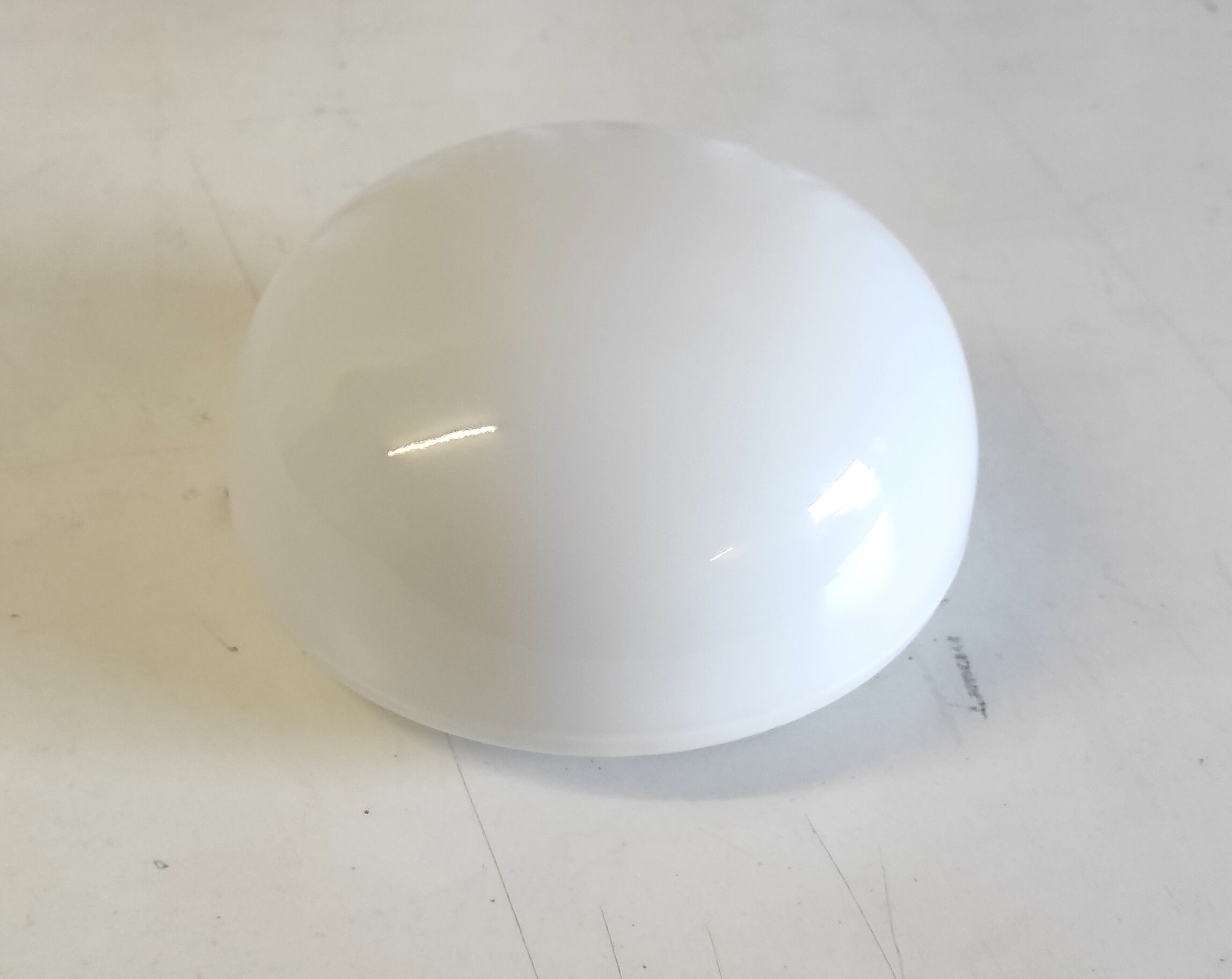 Plafonnier ou applique en verre opalin 20 cm, années 60-70