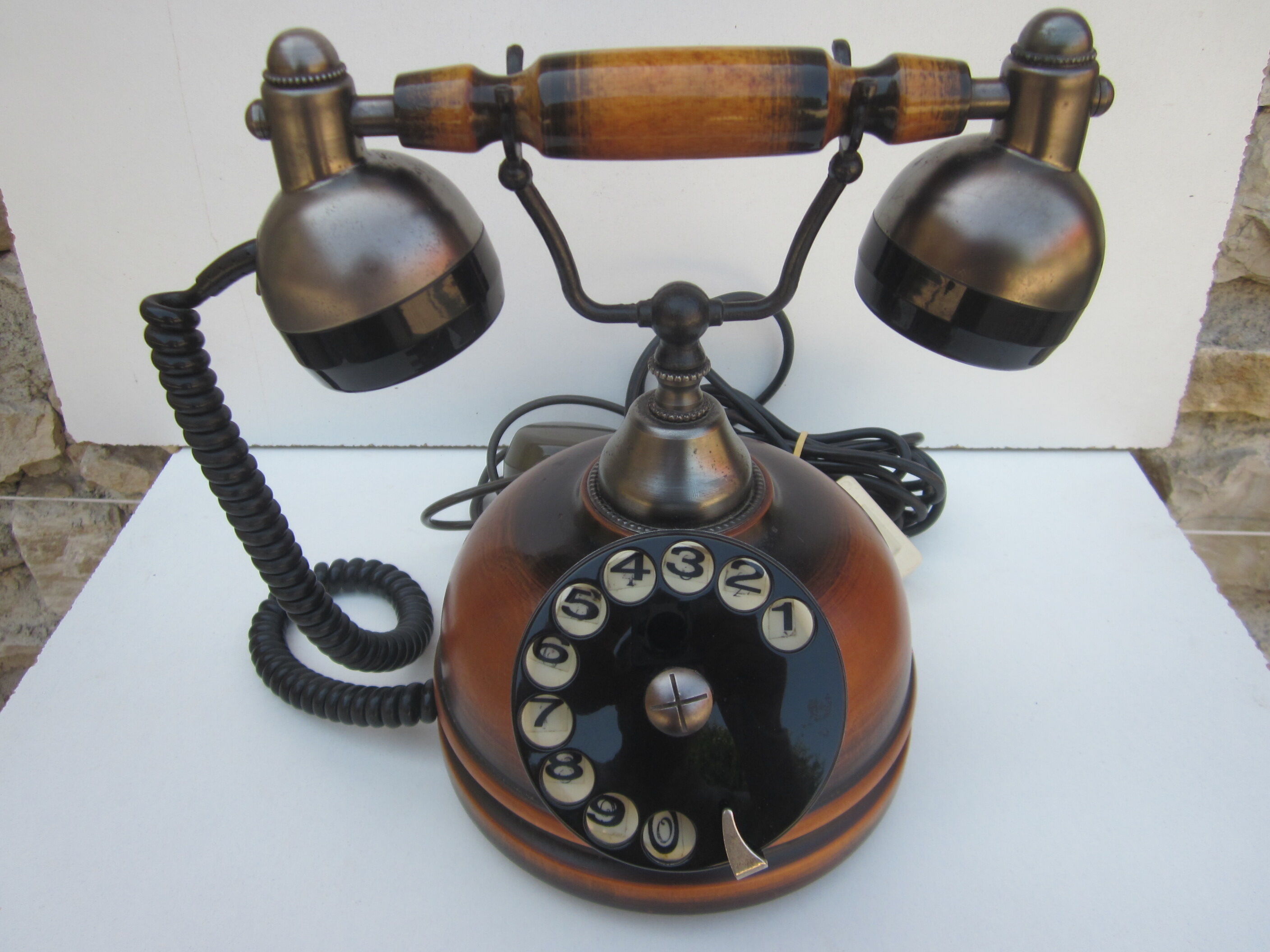 Reproduction of an old telephone in the early 1900s