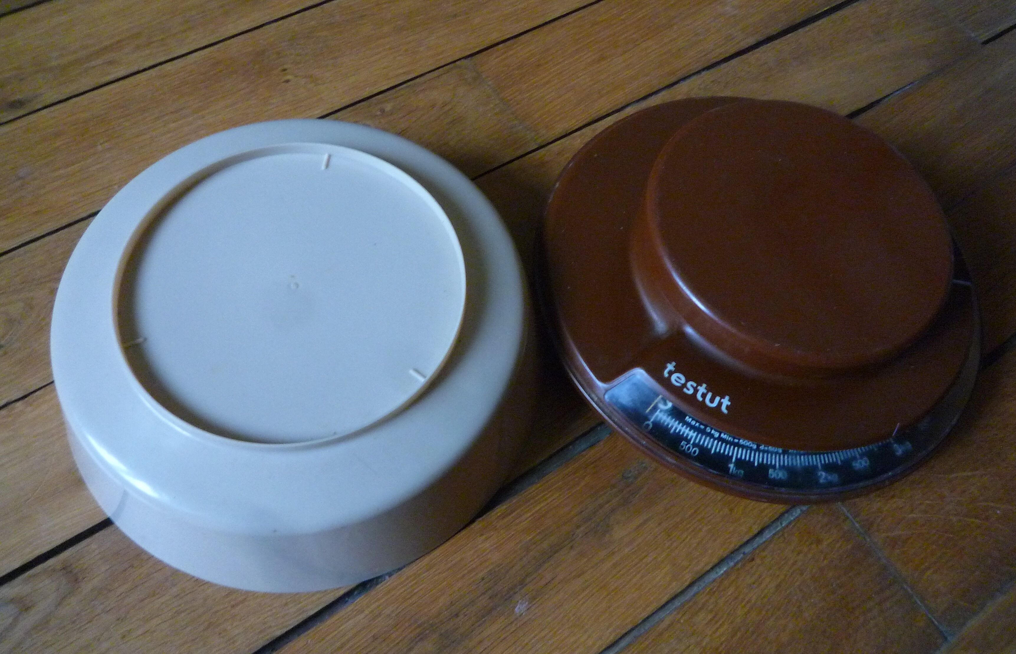 Round scale Testut, brown, vintage 1970s
