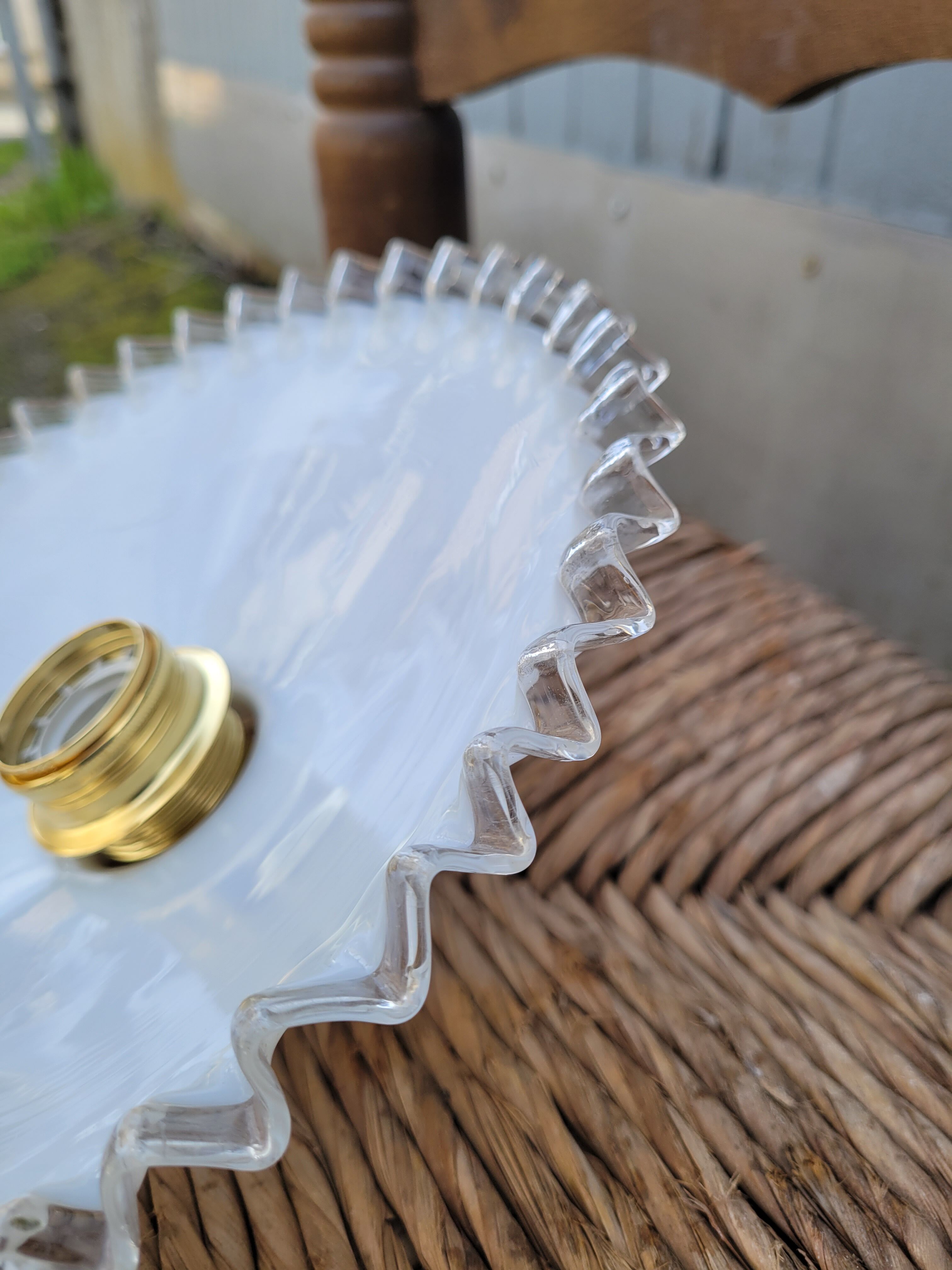 Serrated opaline suspension