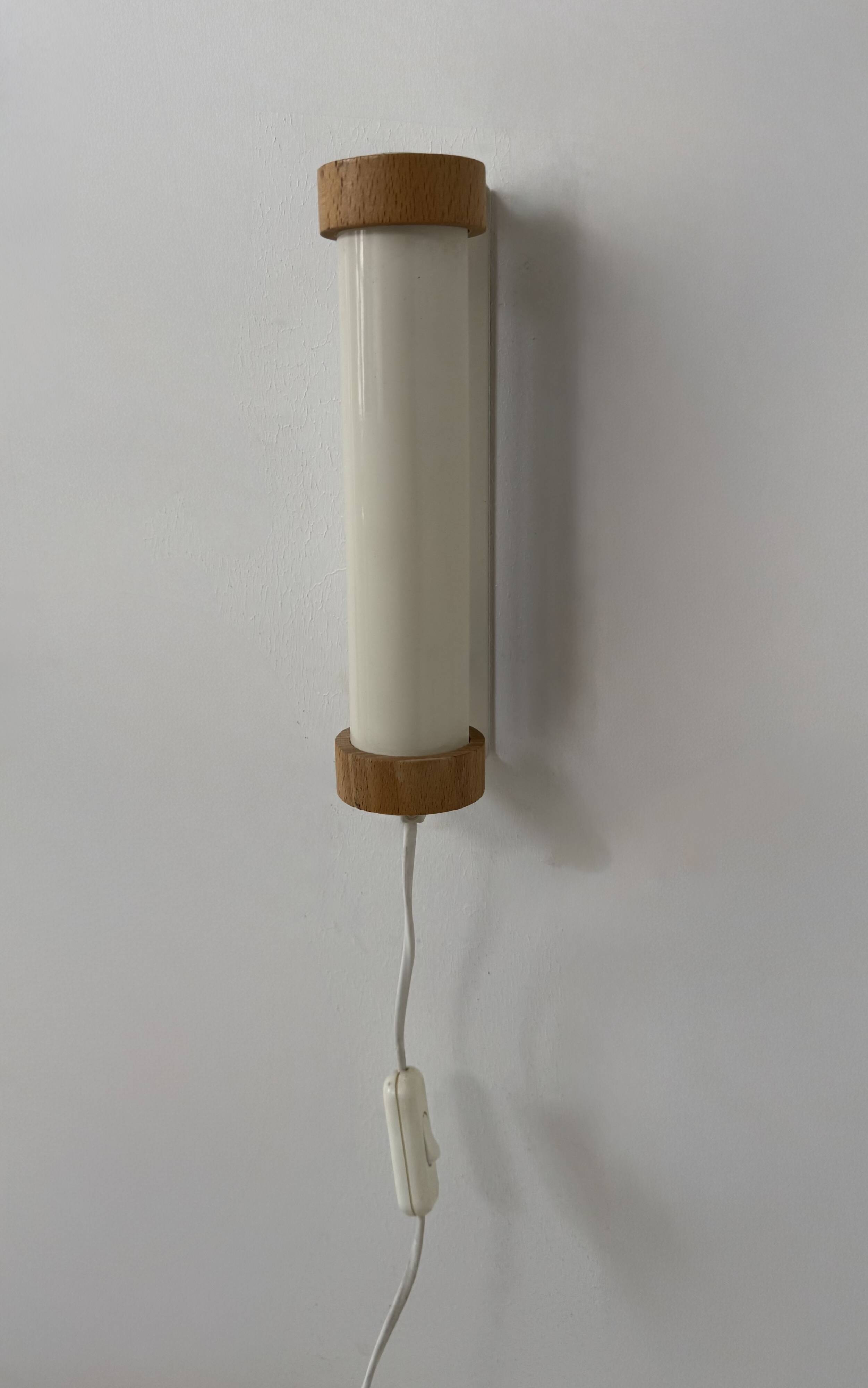 Vintage adjustable wall light, white lacquered metal and pine, Sweden, 1980.