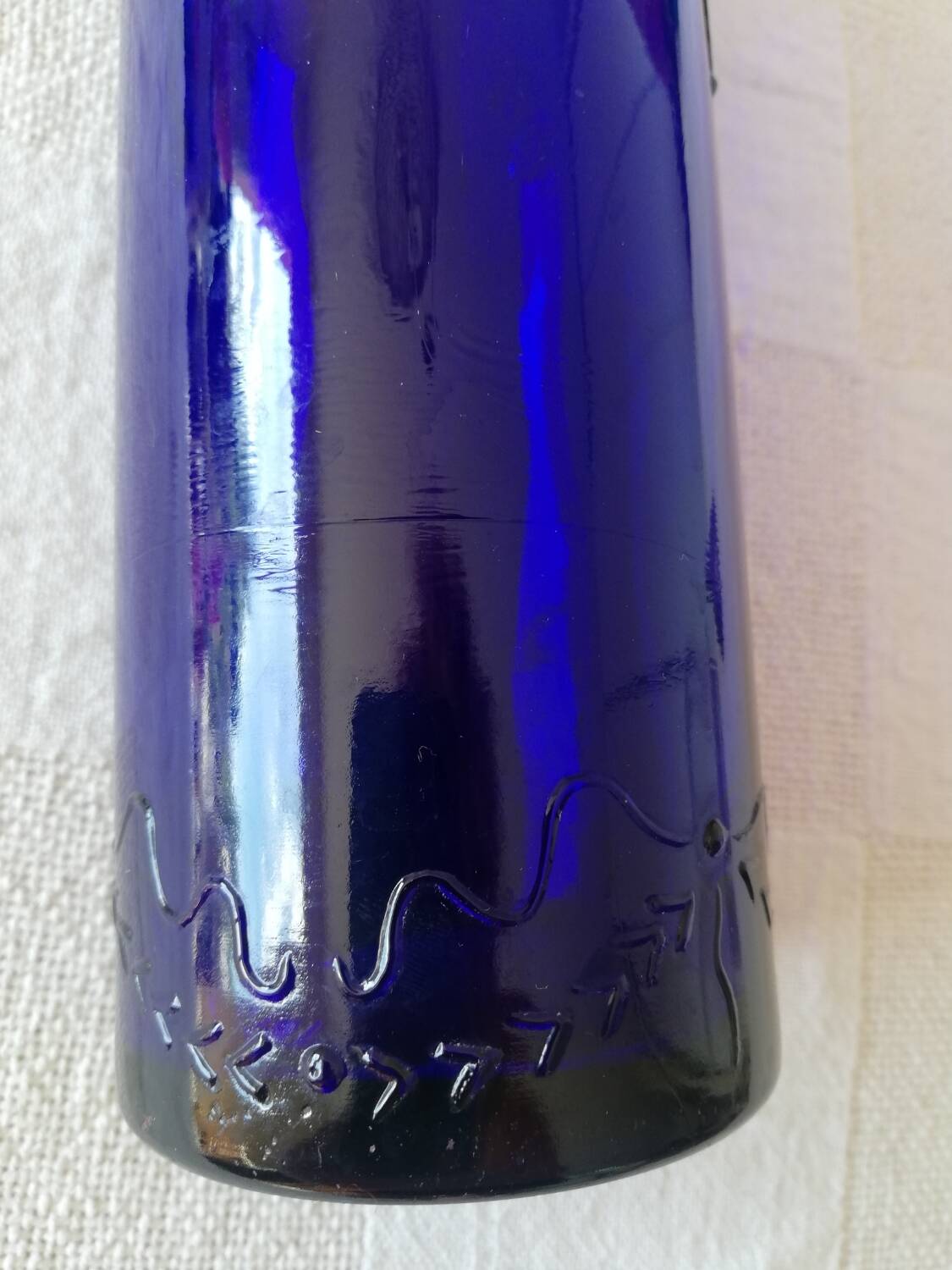 Vintage cobalt blue bottle 80's floral decoration garlands in relief