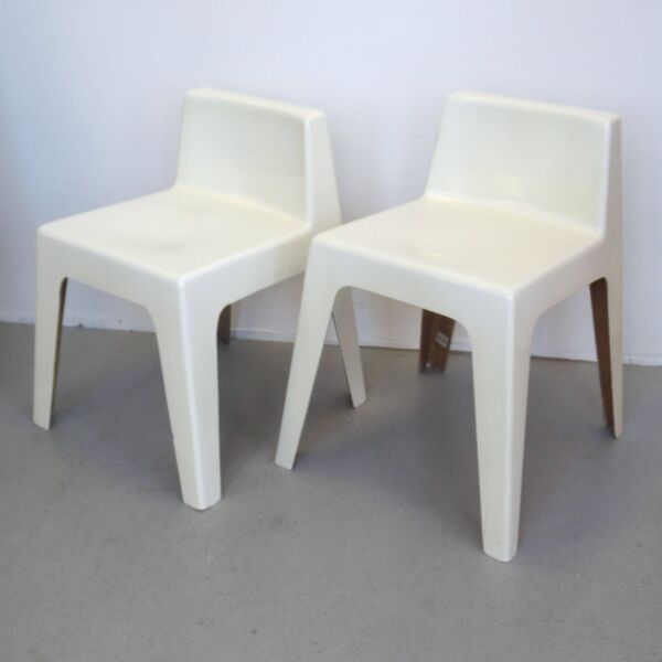 Deux chaises en fibre de verre blanche Kostka 1970