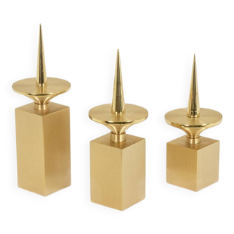 Ensemble de 3 bougeoirs en laiton doré. Travail Contemporain.