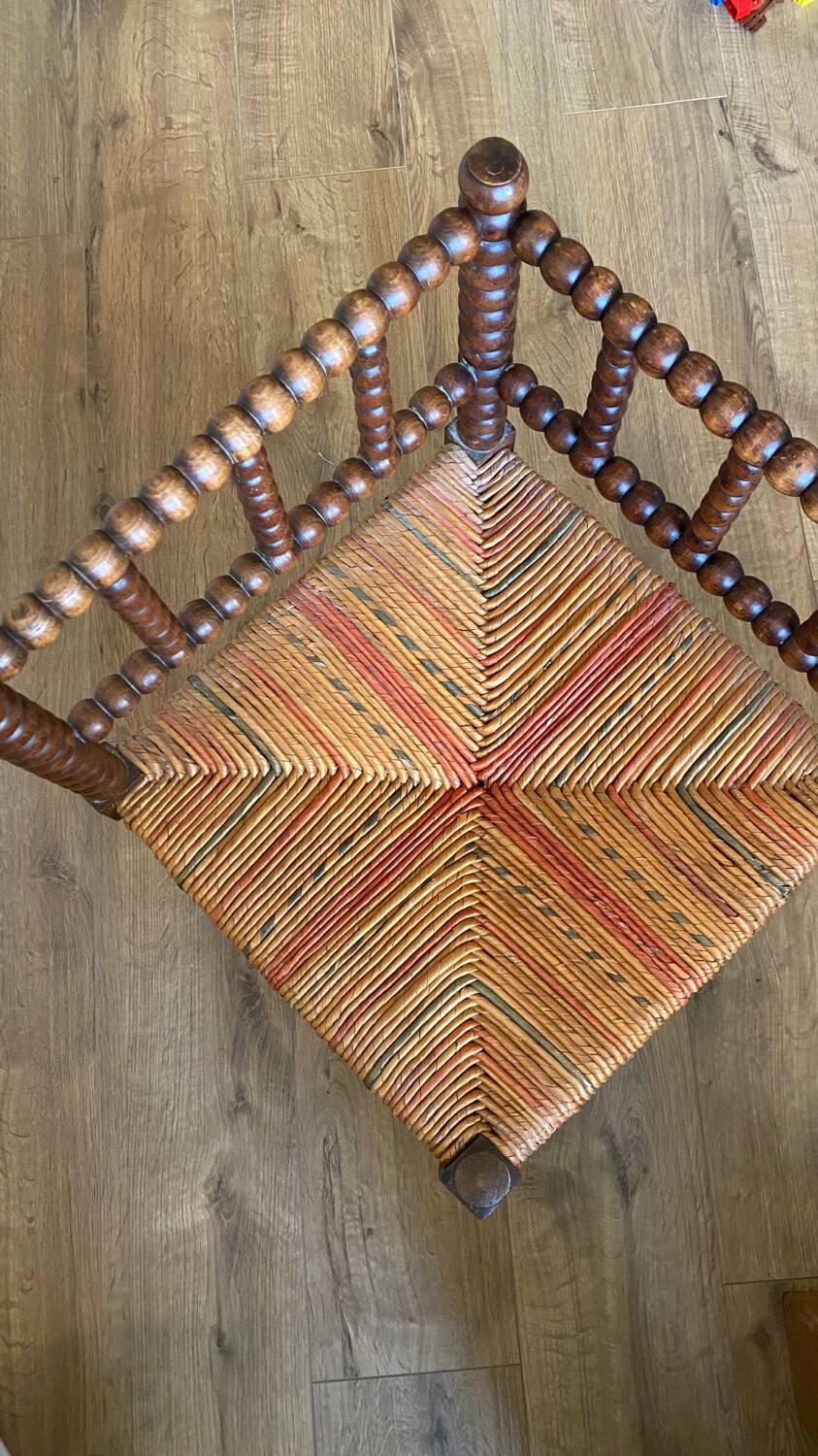 Corner armchair in beaded wood straw