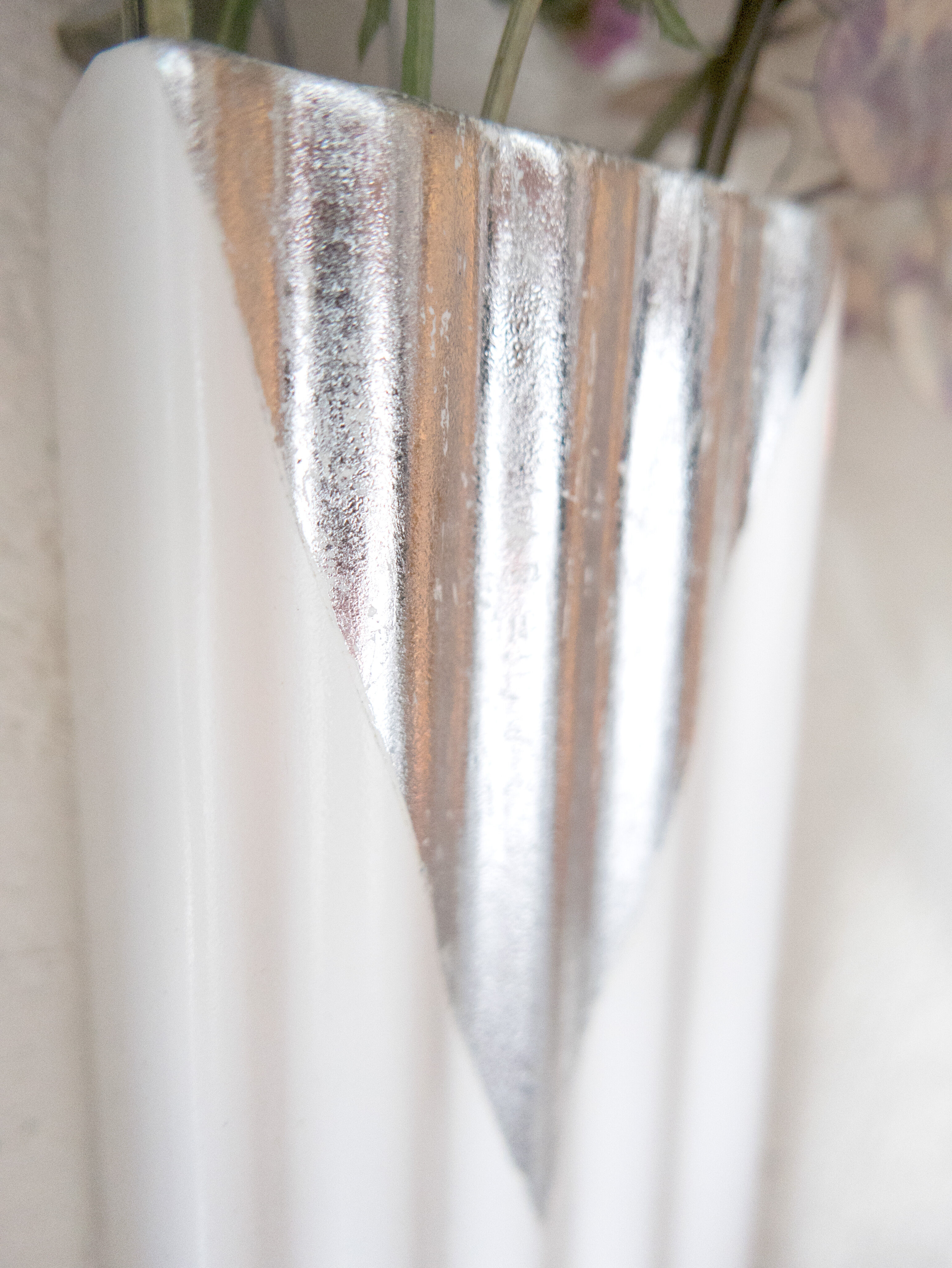 "V" - Wall vase