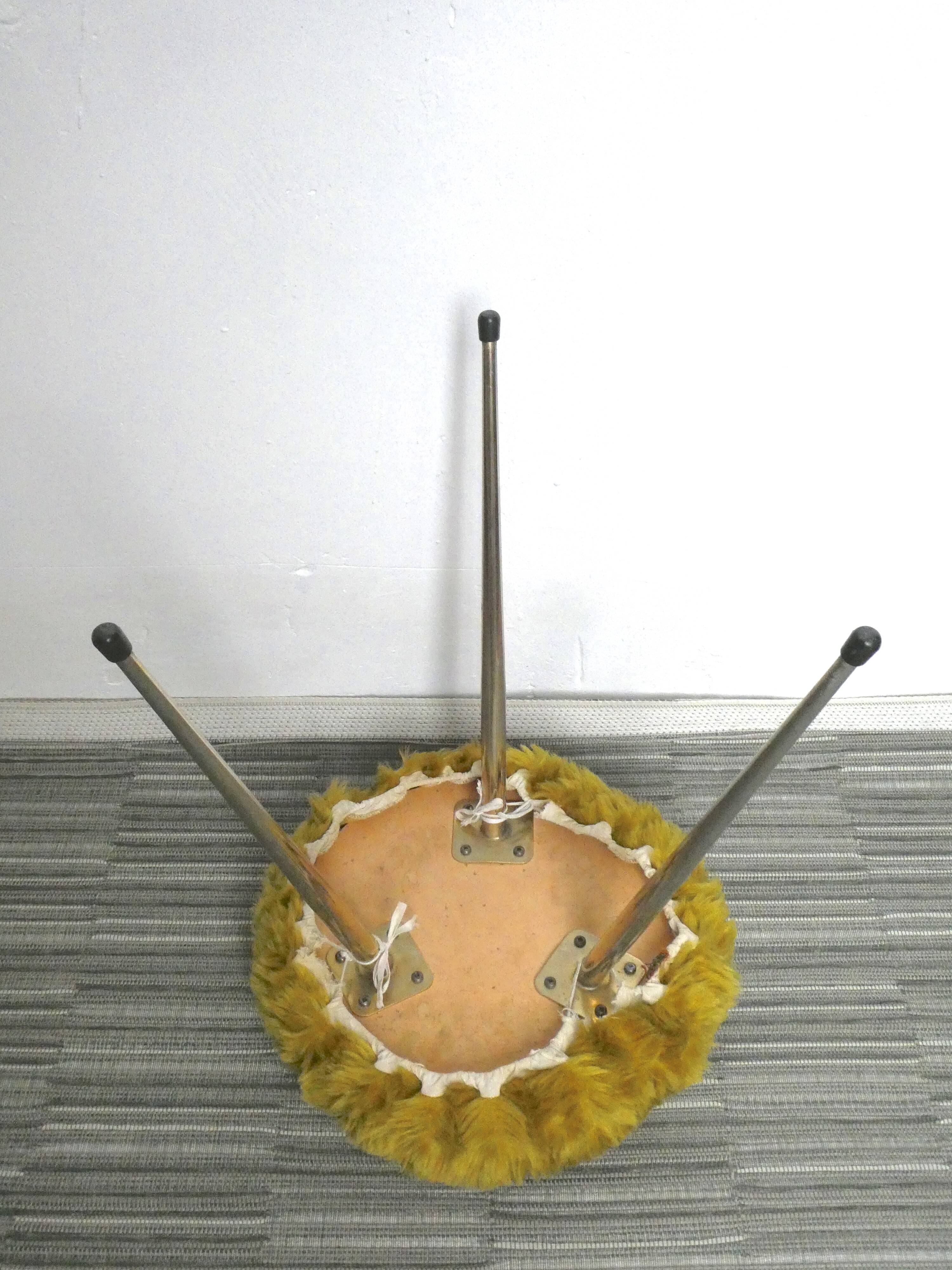 Tabouret tripode avec assise moumoute des années 60