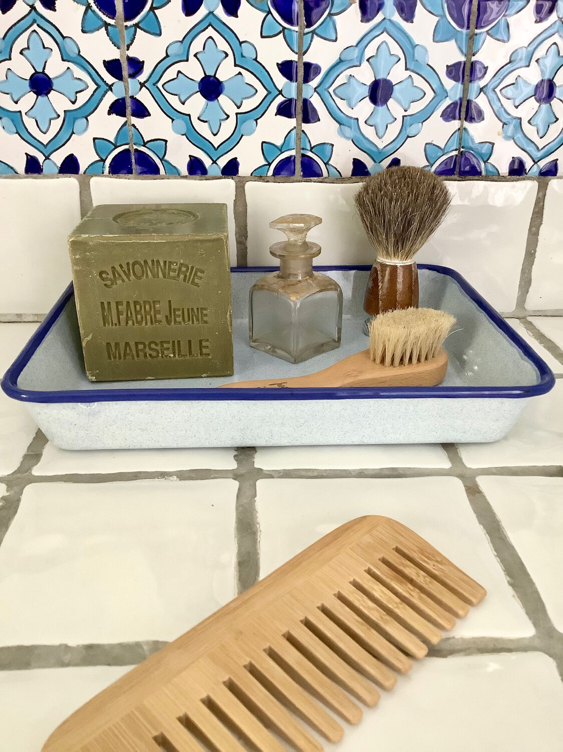 Enamelled sheet metal plate tray