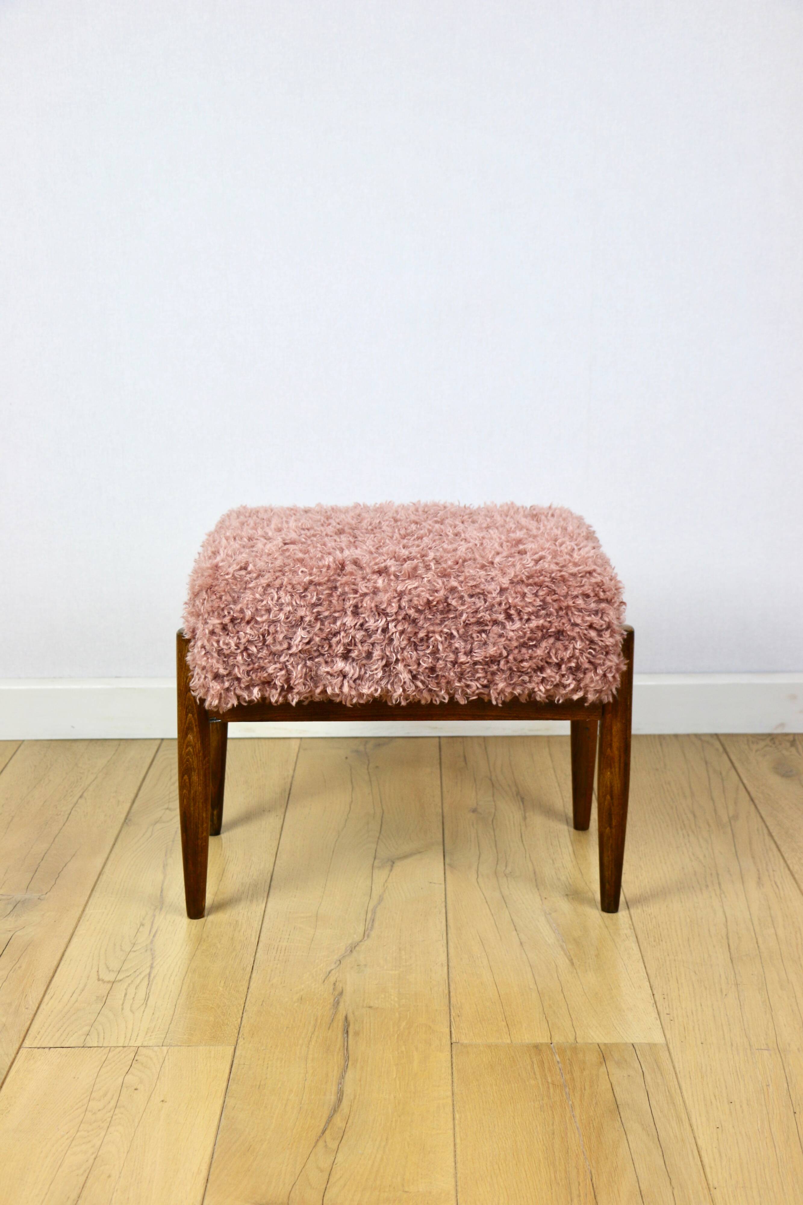 Edmund Homa stool, pink seat, long hair