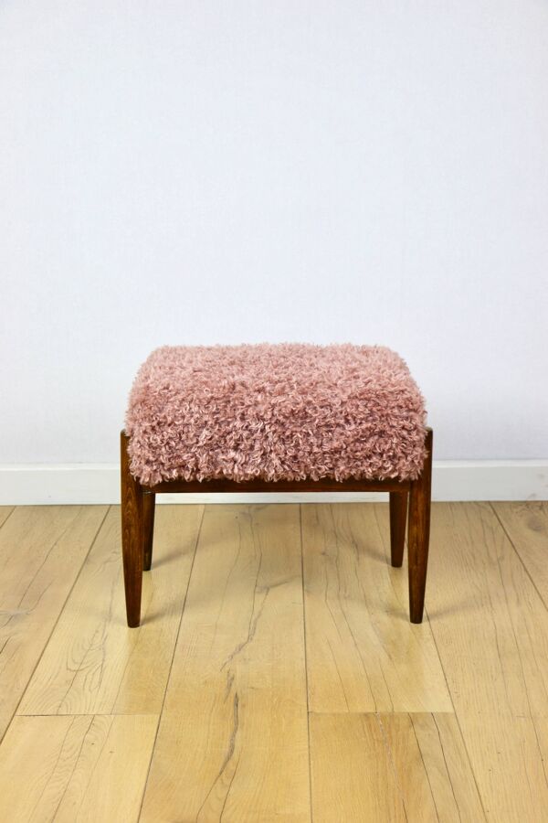 Tabouret Edmund Homa, siège rose, cheveux longs.