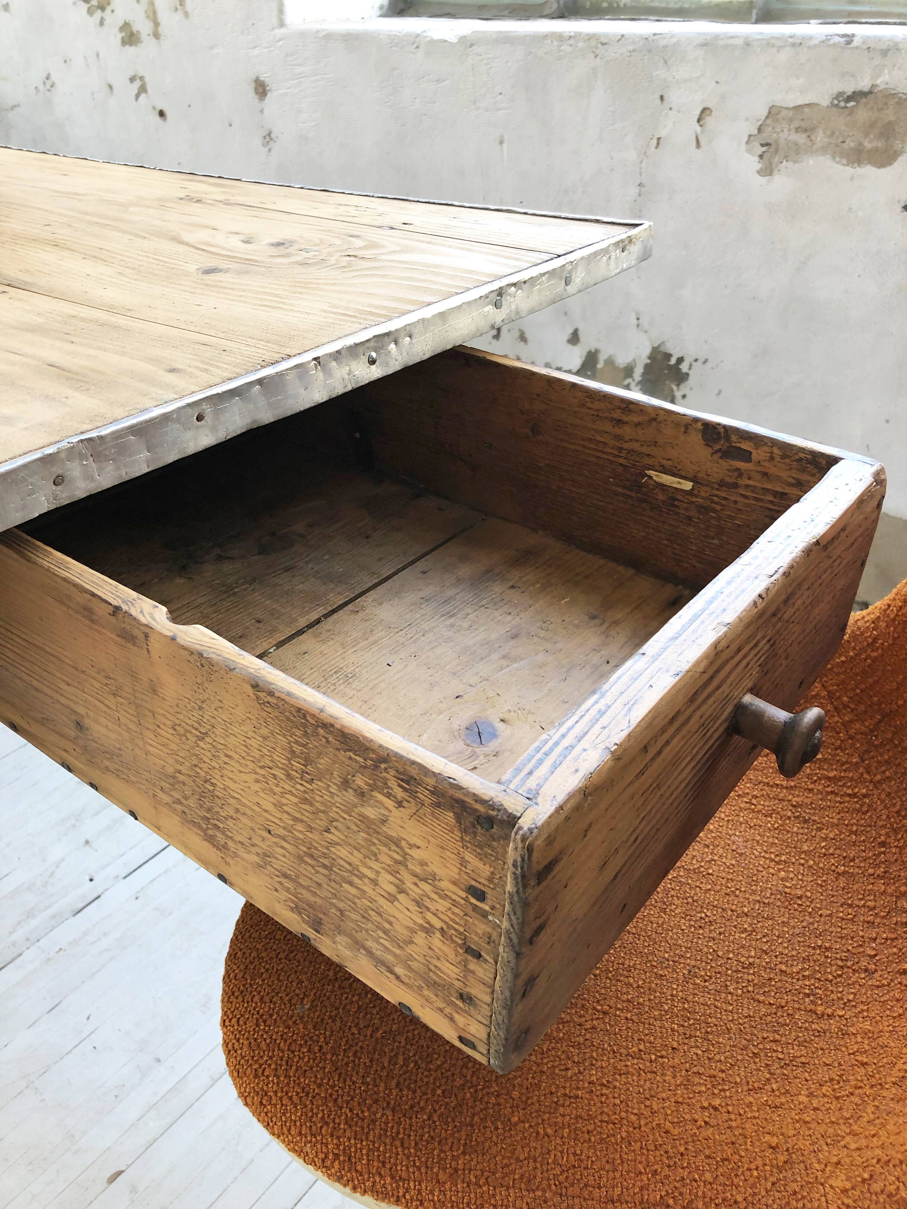 Old farm table with 225 cm extension cords