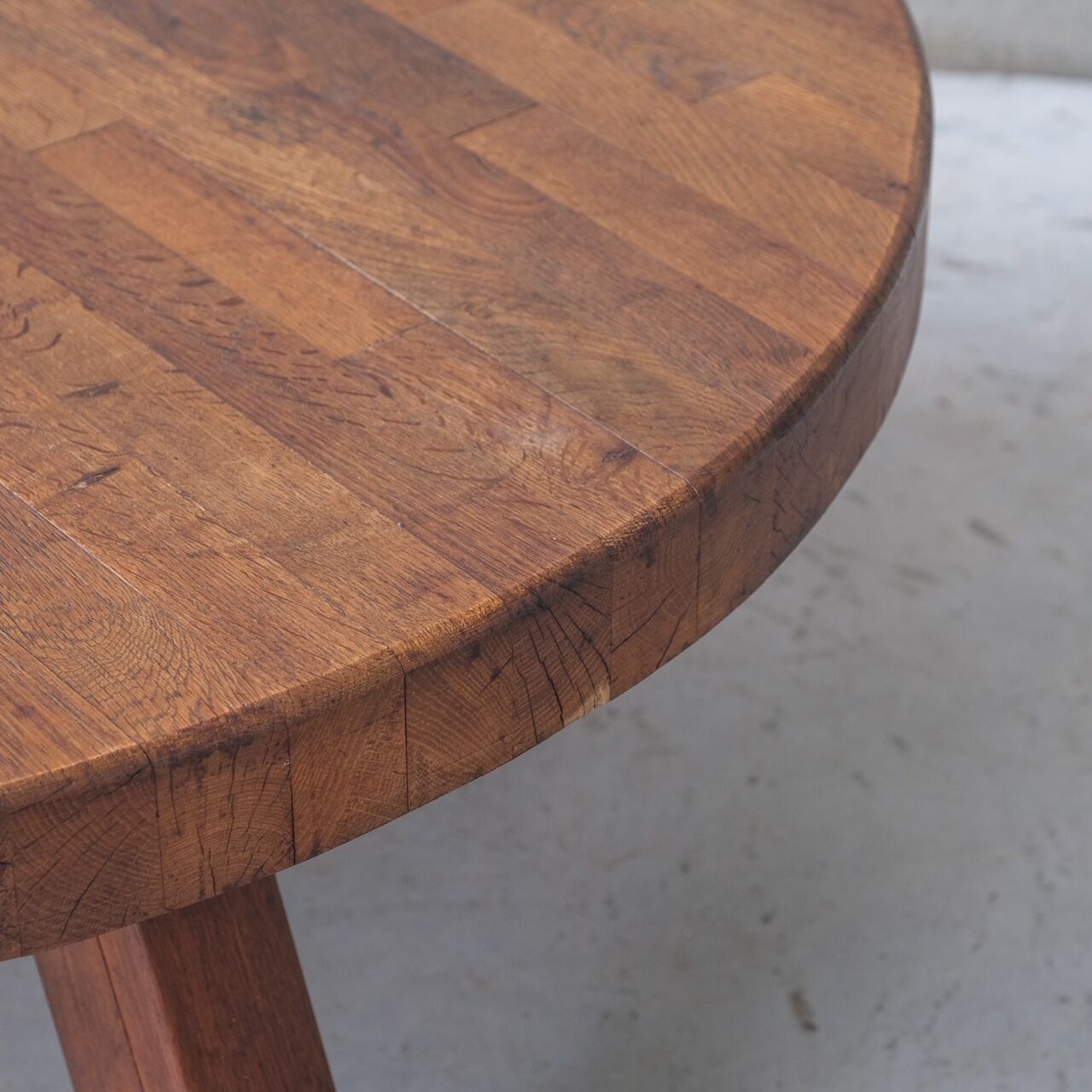 Table basse brutaliste en chêne du milieu du siècle