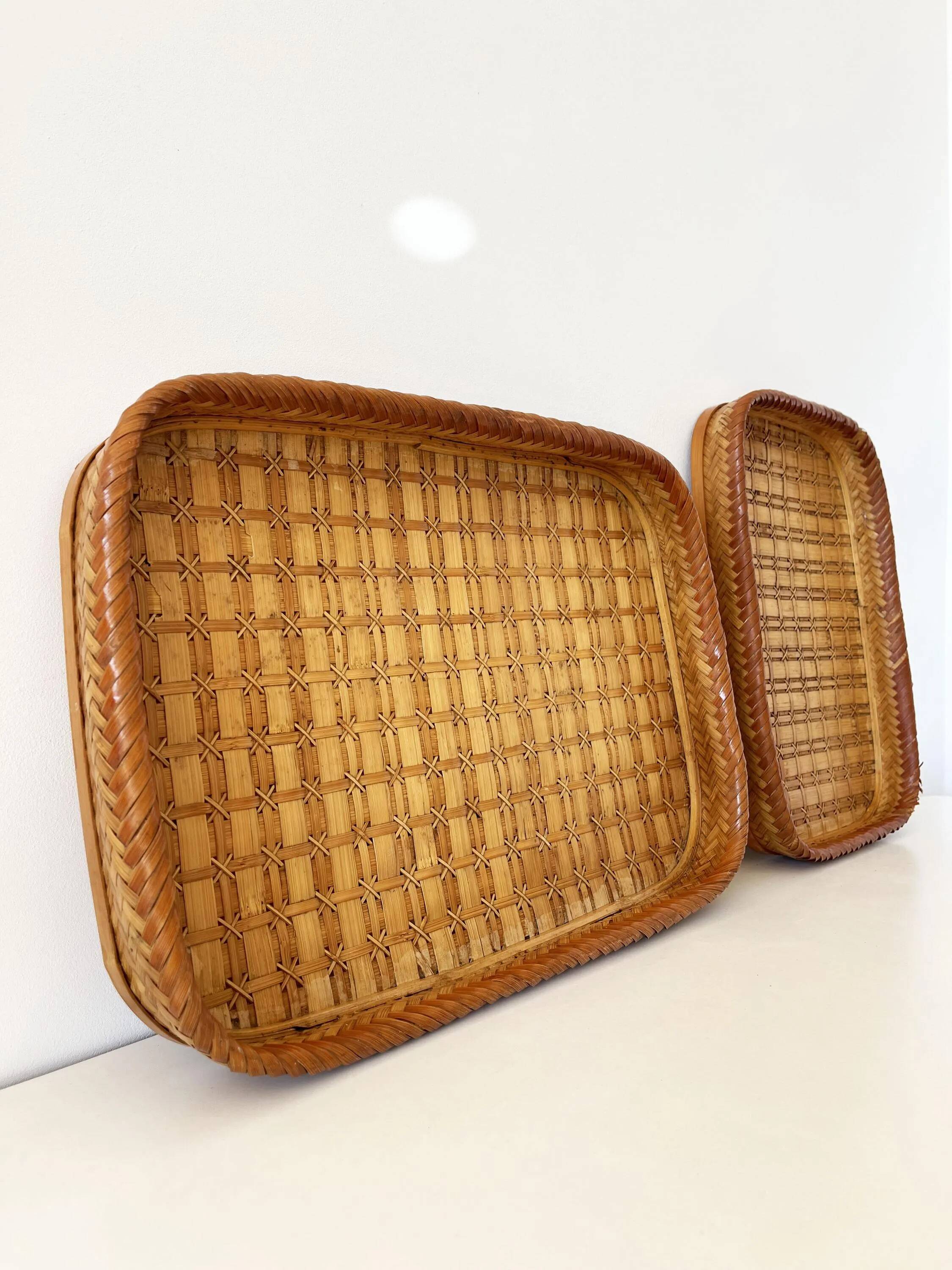 Ensemble de plateaux ancien en bois et feuille de palmier