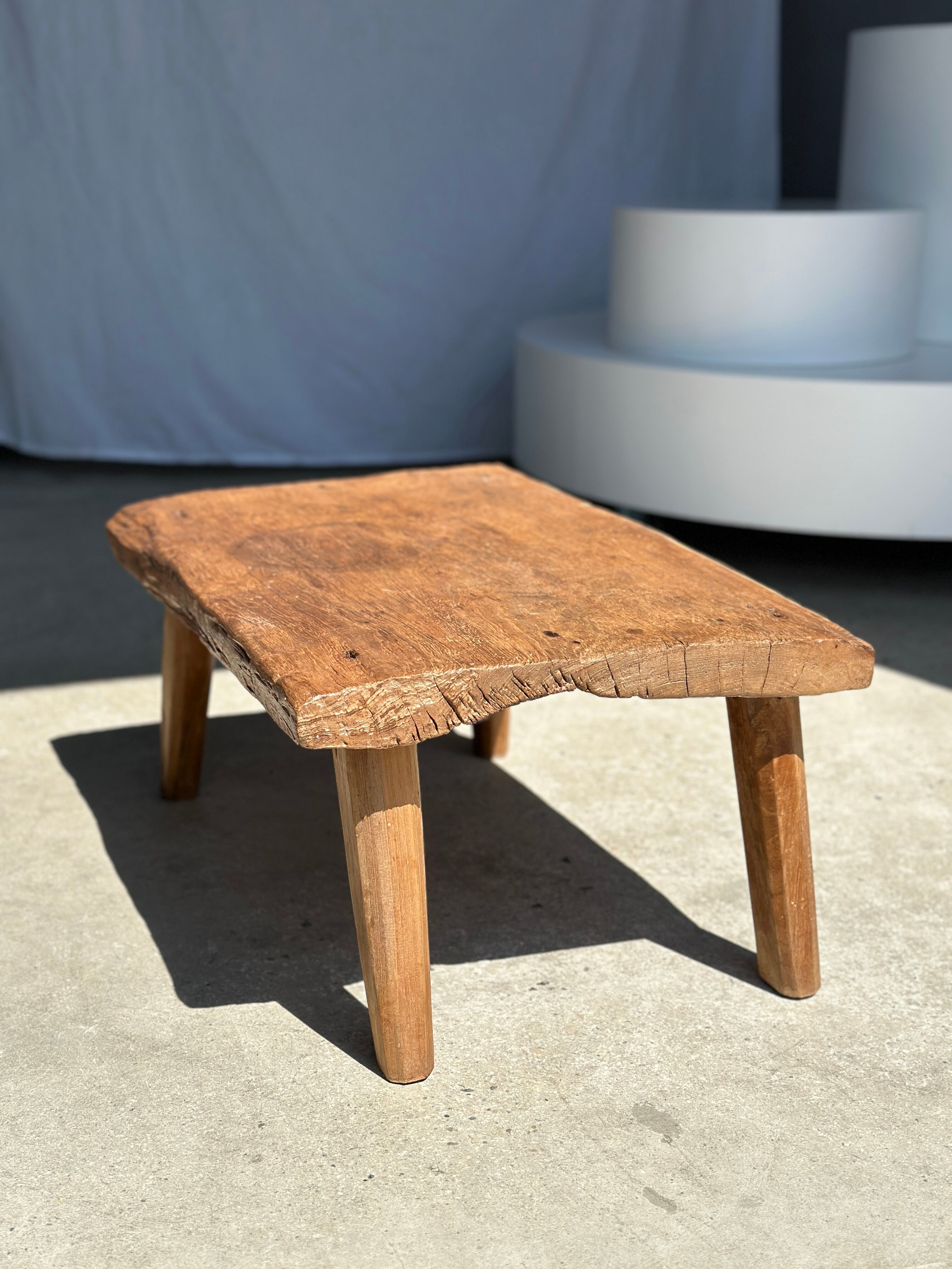 Coffee table in blond teak quadripod